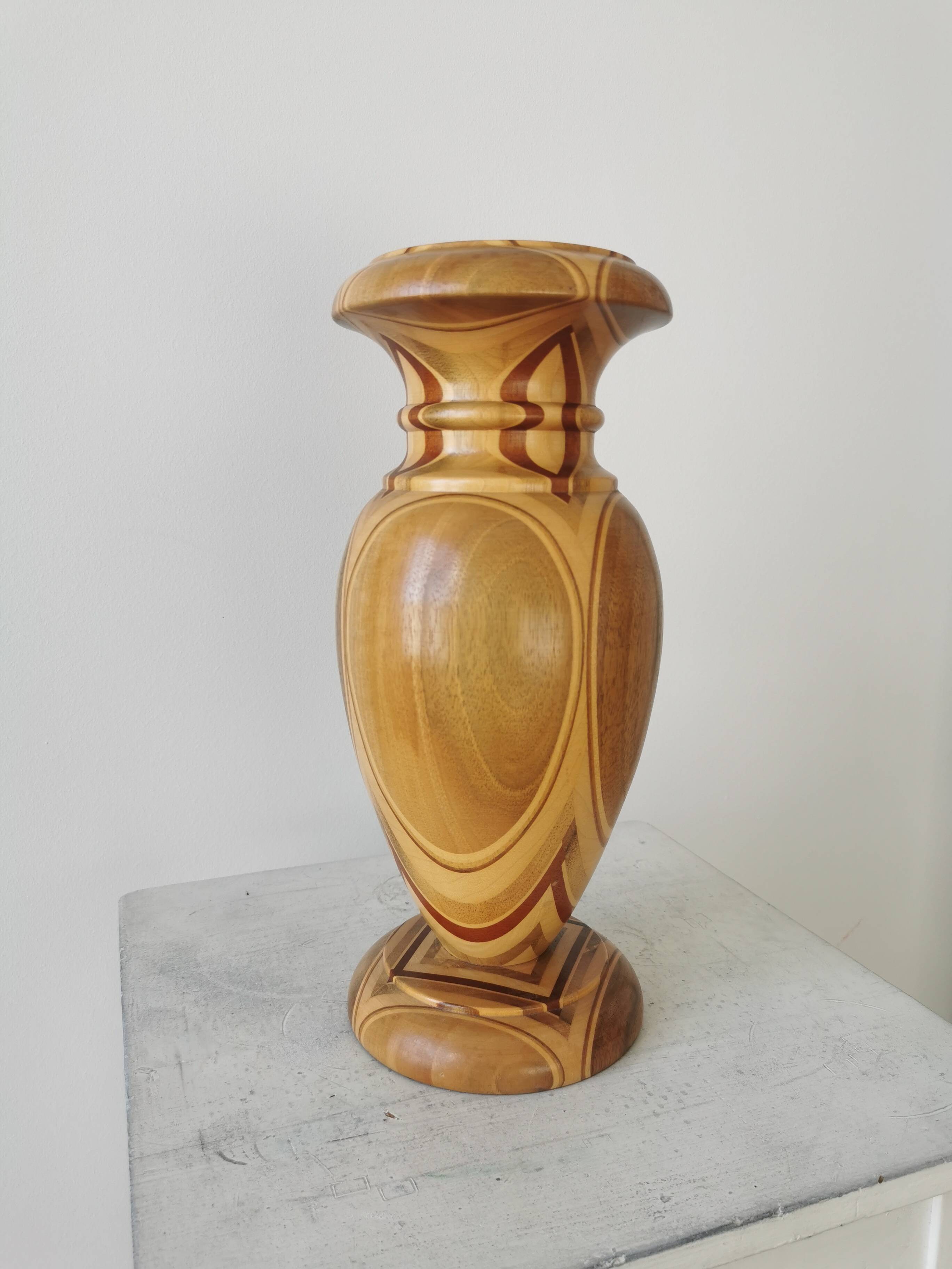 Vase vintage en bois artisanal : sculpture unique tournée sur bois, fleurs séchées