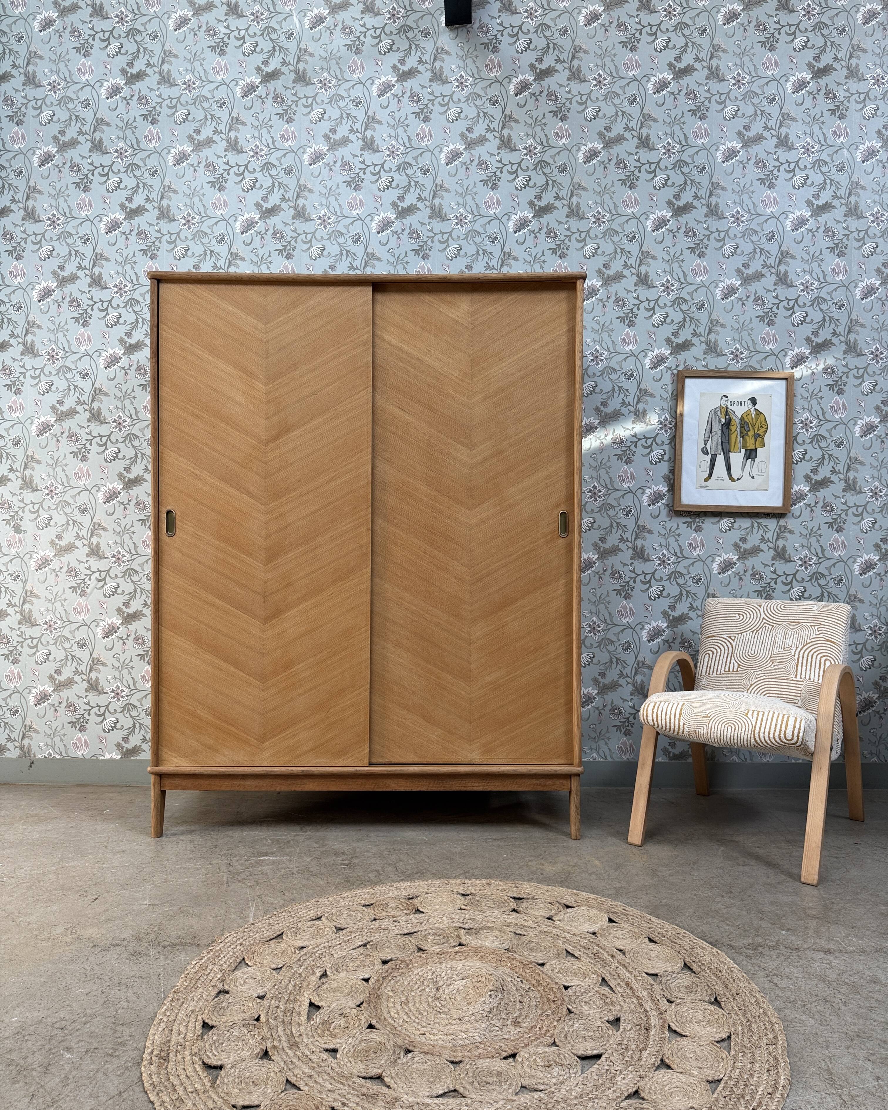 Armoire vintage avec penderie et portes coulissantes, rénovée