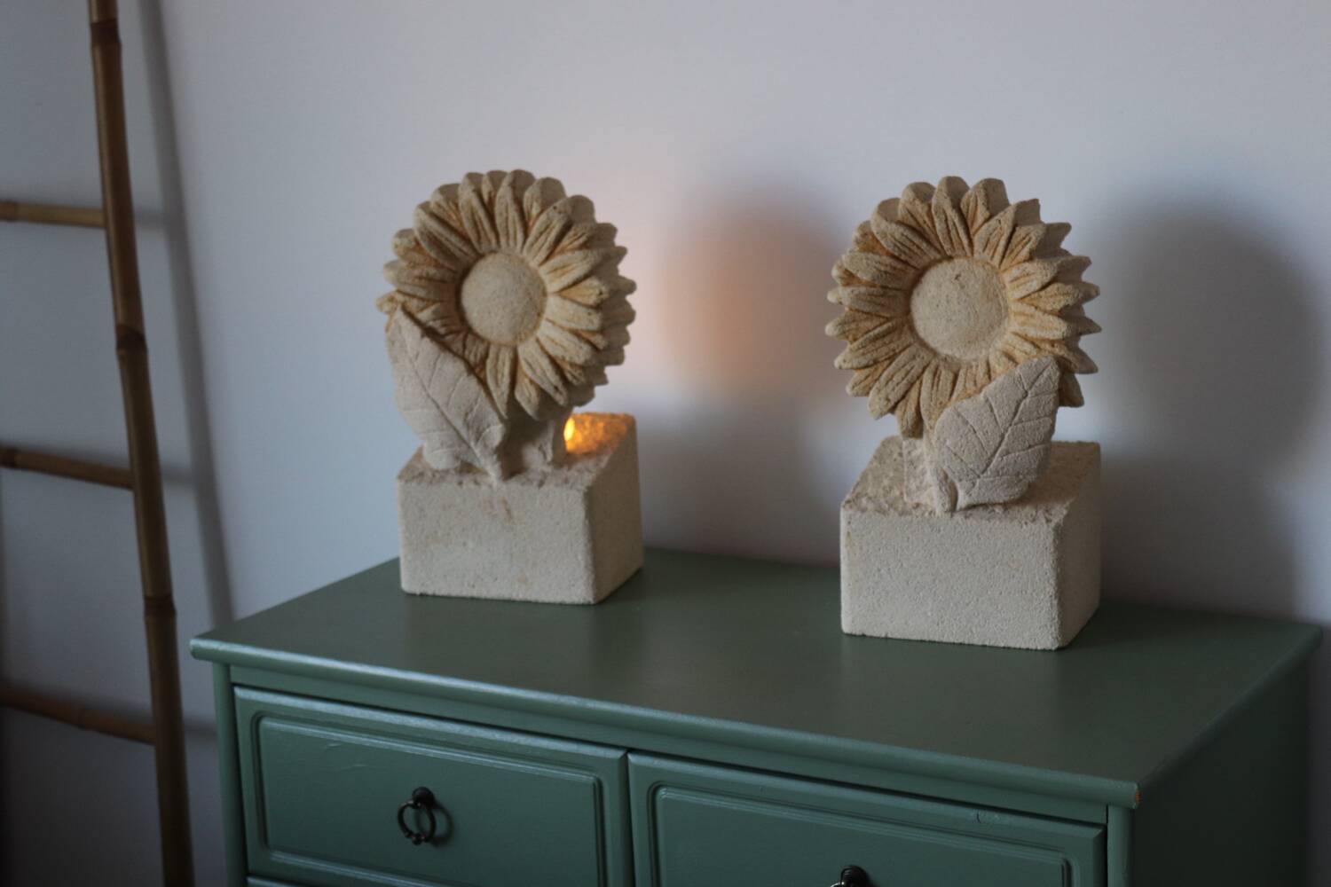 Pair of "Sunflower" lamps in carved stone – 1970s/80s