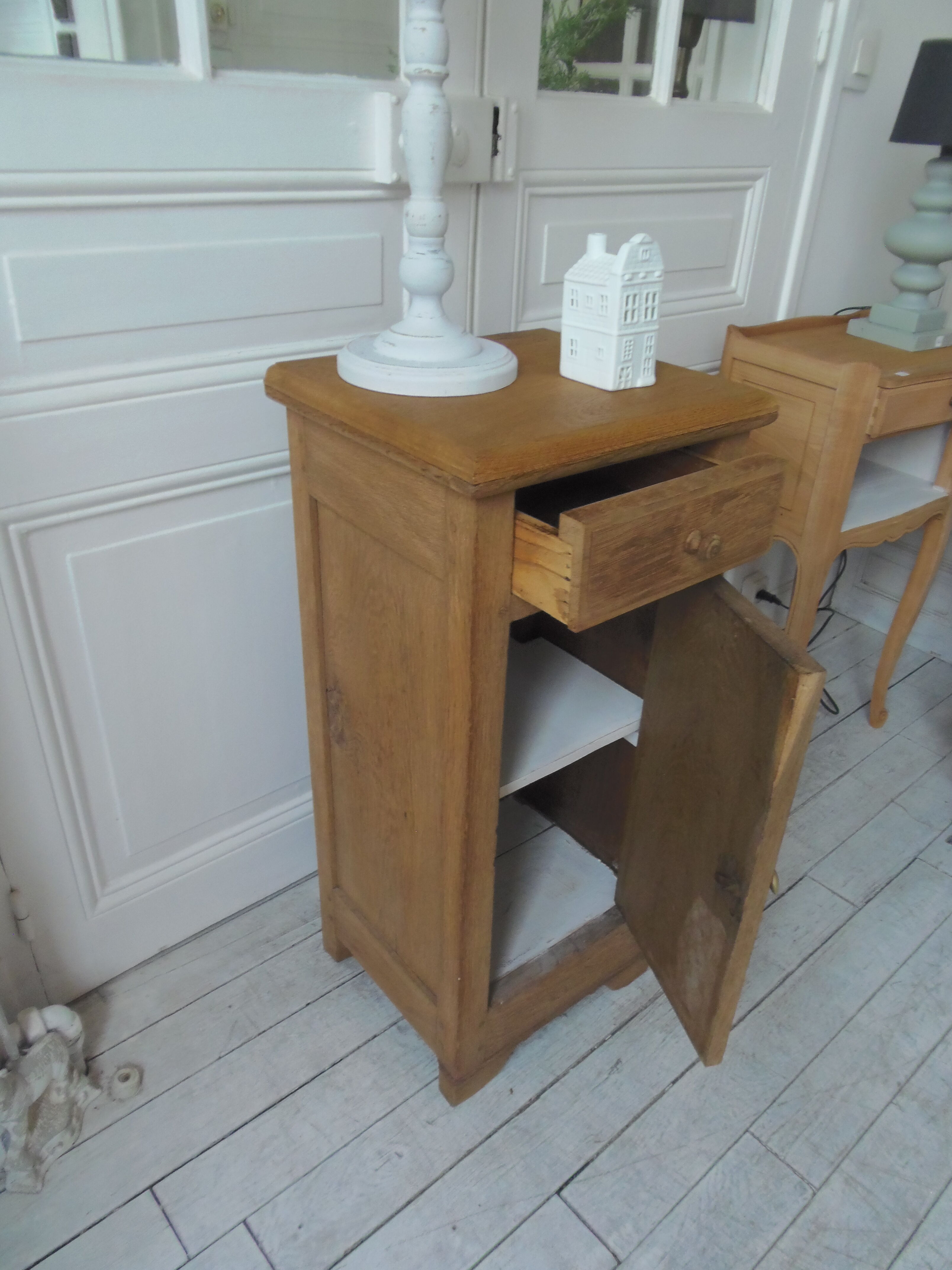 Antique bedside table in solid oak, 1 drawer, 1 door.