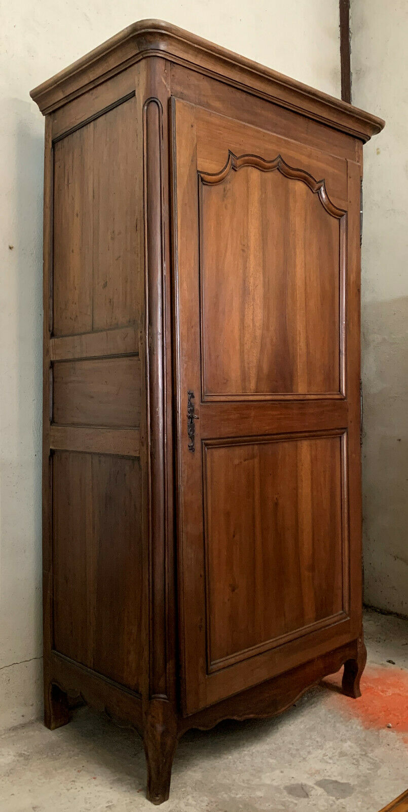 Louis XV bonnetière in solid walnut around 1800