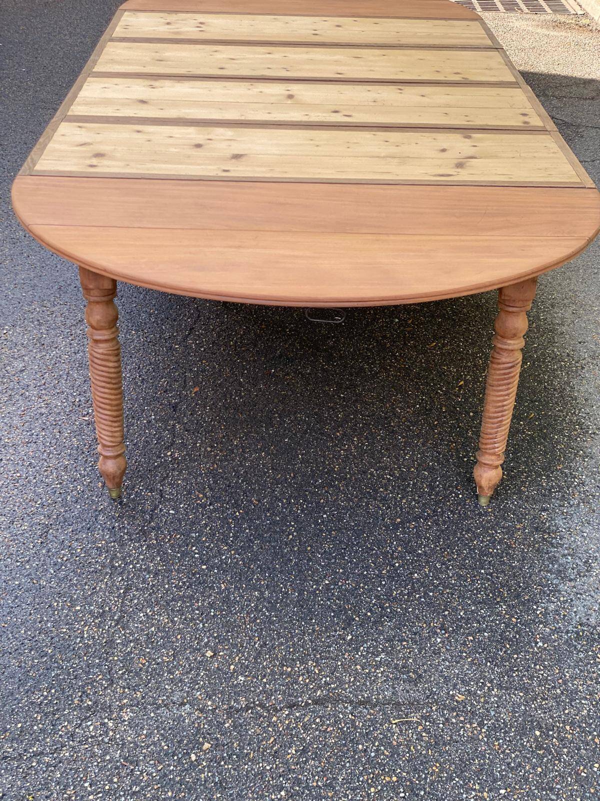 Round extendable banquet table stripped in solid mahogany with 4 extensions, 19th century.