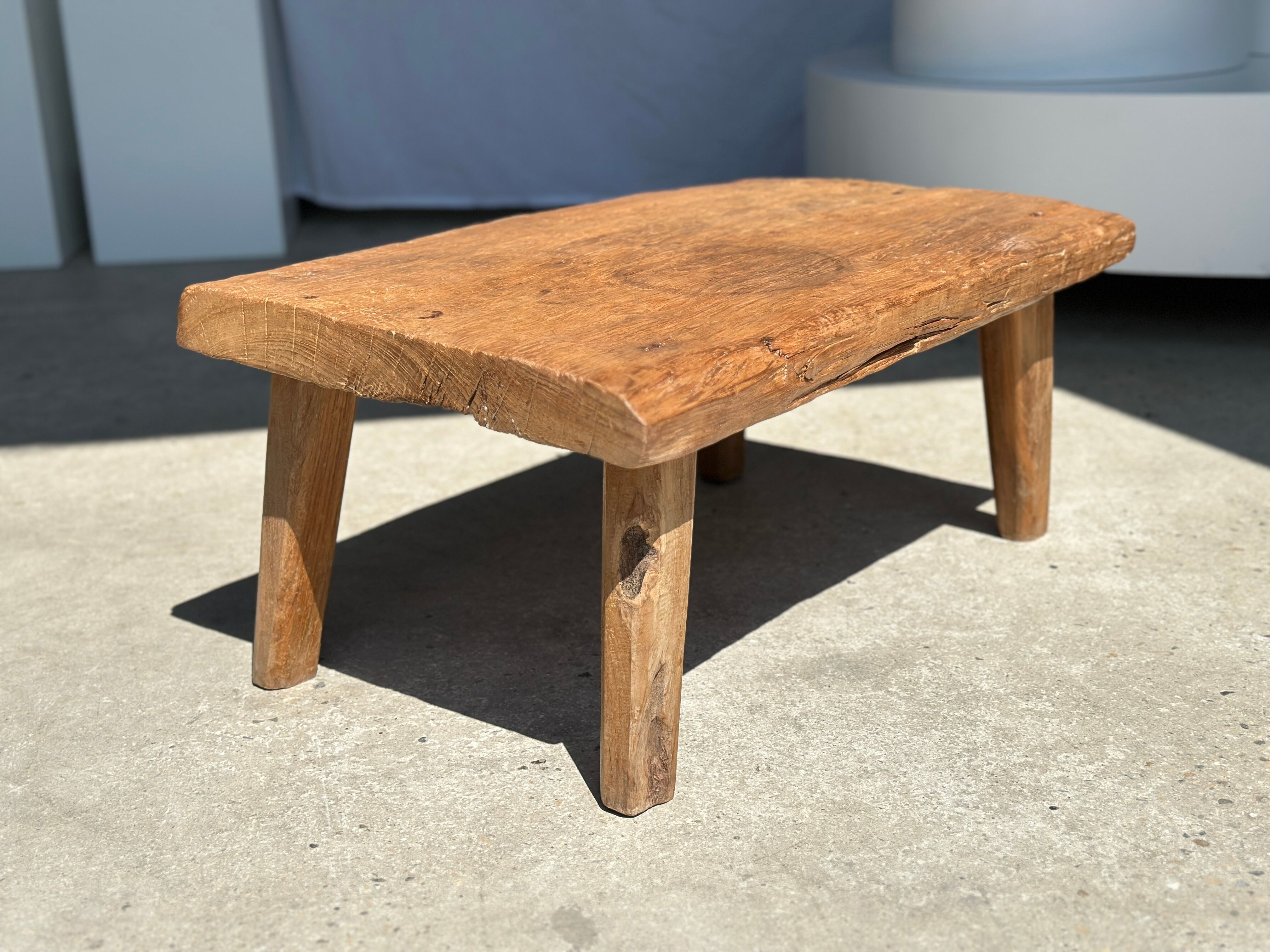 Coffee table in blond teak quadripod