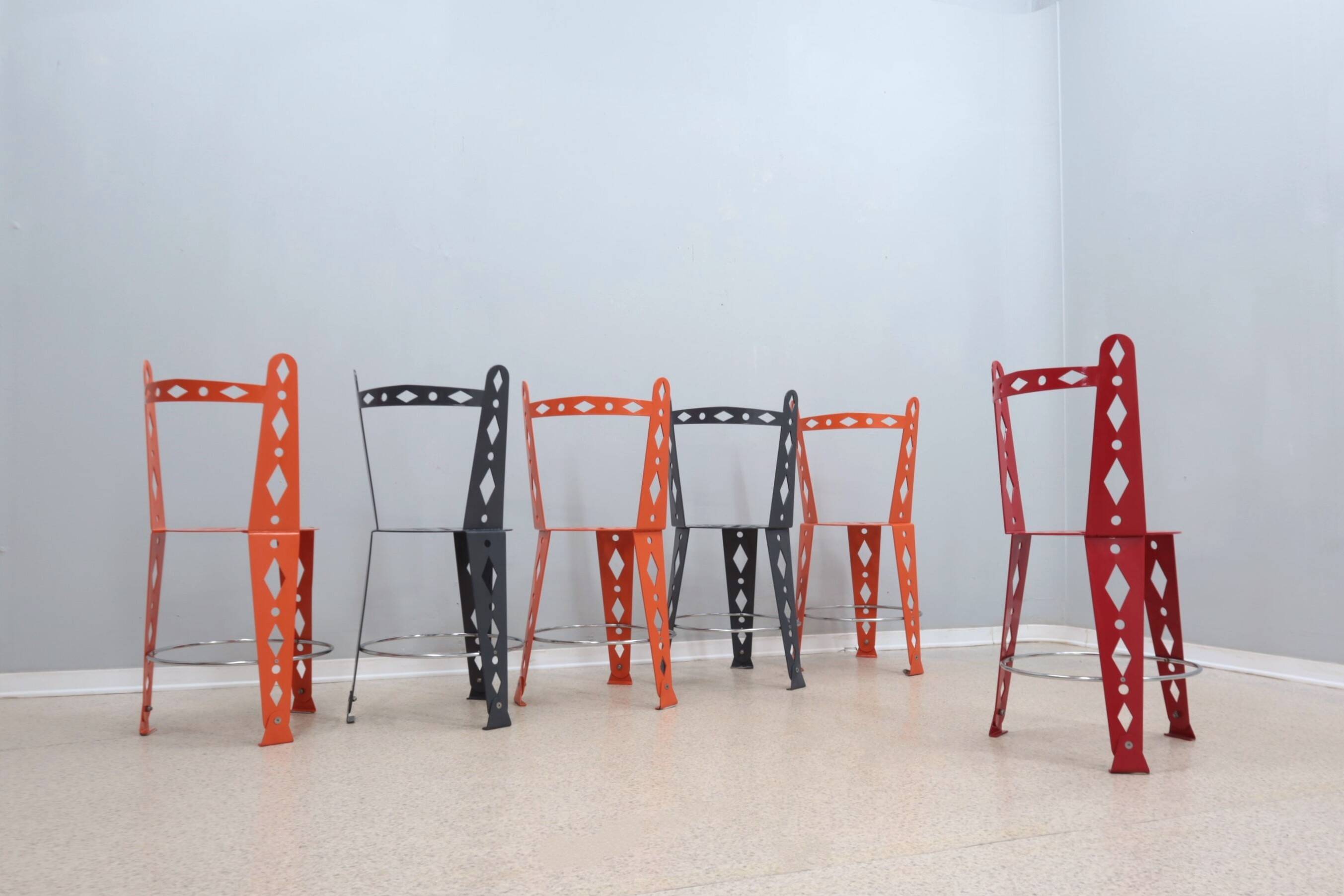 Suite de 6 chaises post-modernes en métal laqué artifort années 2000