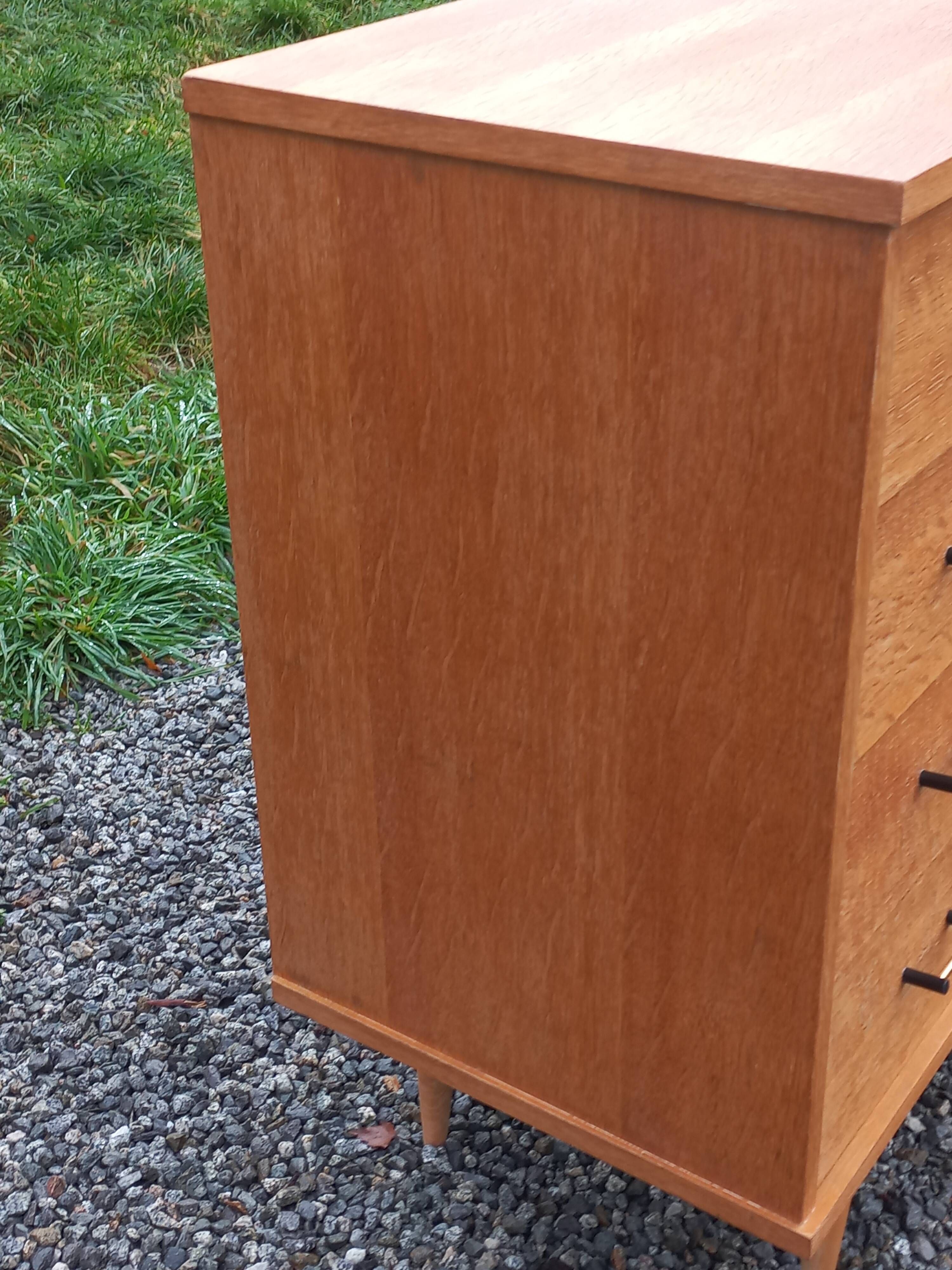 Vintage oak chest of drawers with 4 drawers from the 1960s.