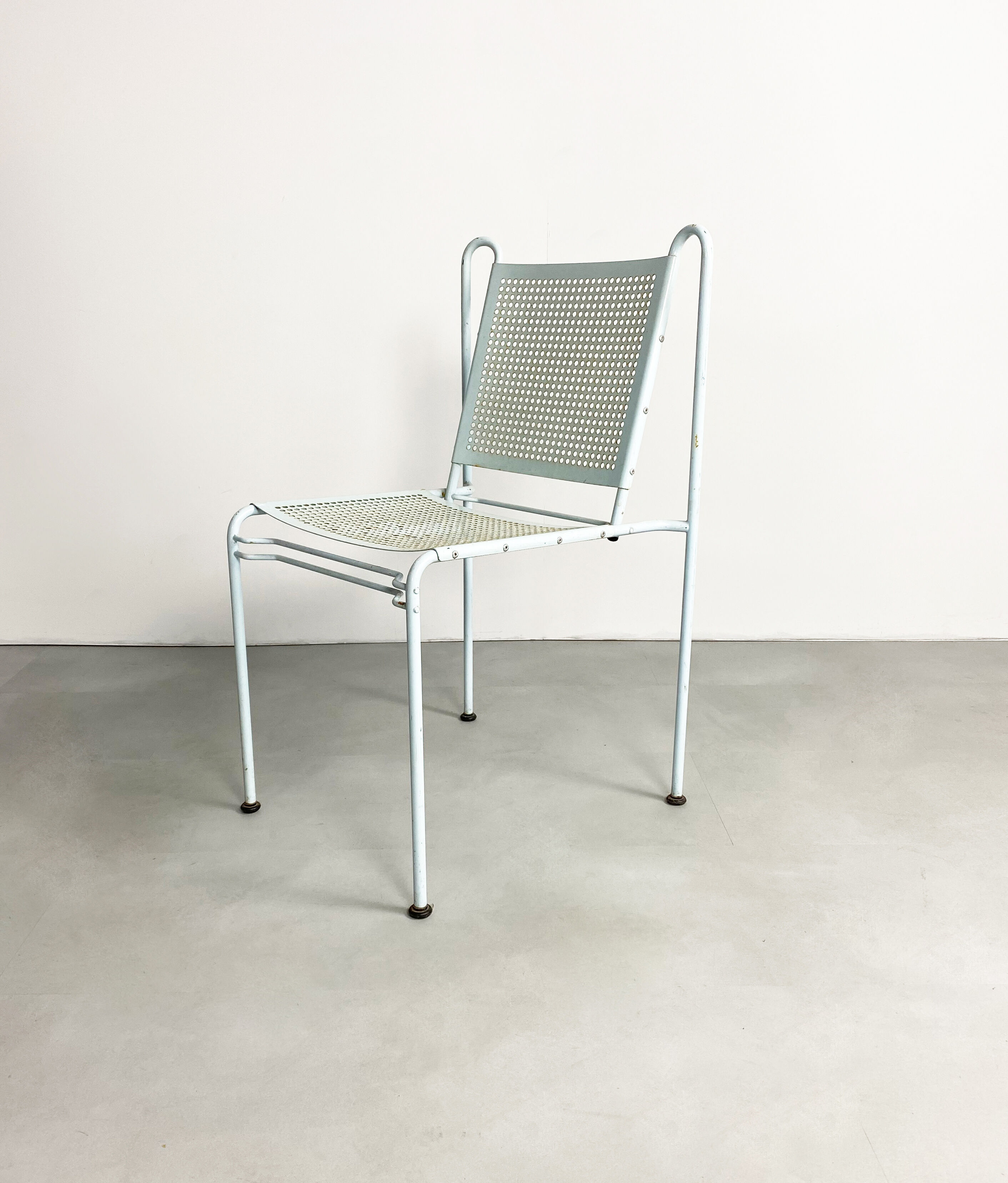 Paire de chaises perforées empilage en acier