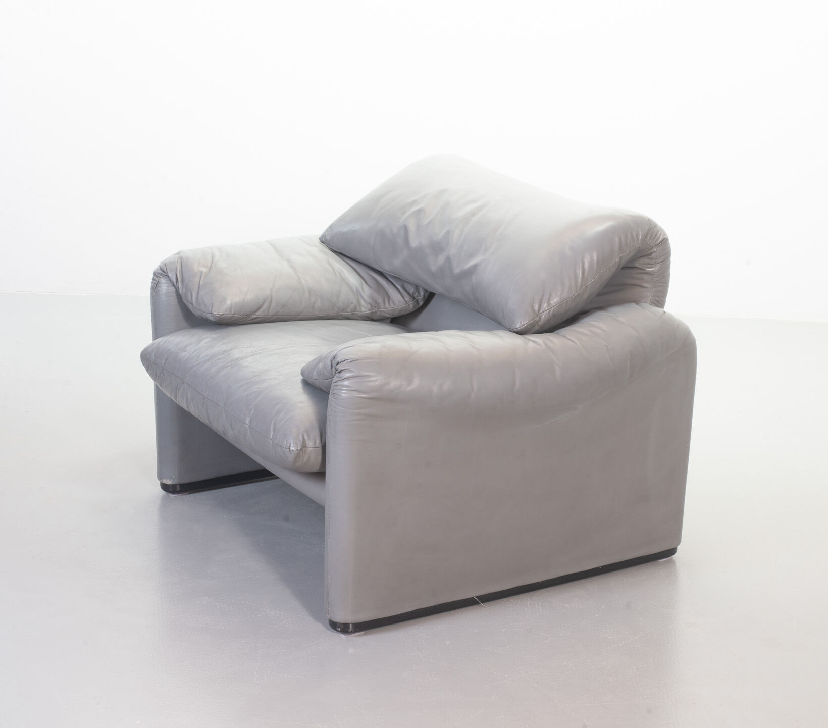 Cassina Lounge Chair 'Maralunga' by Vico Magistretti in Grey Leather 1970s