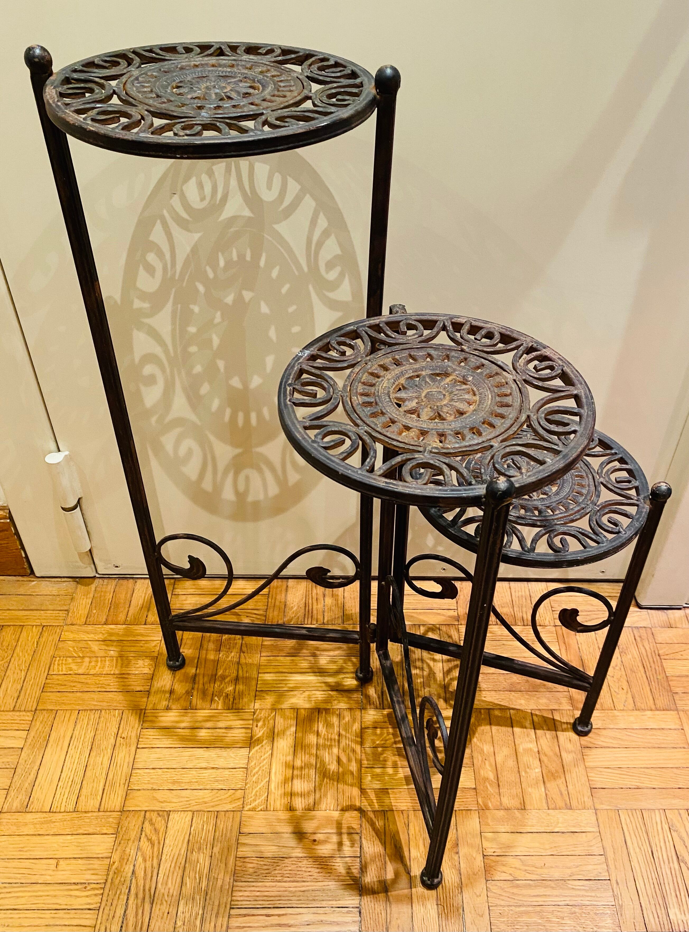 Cast iron pot holder