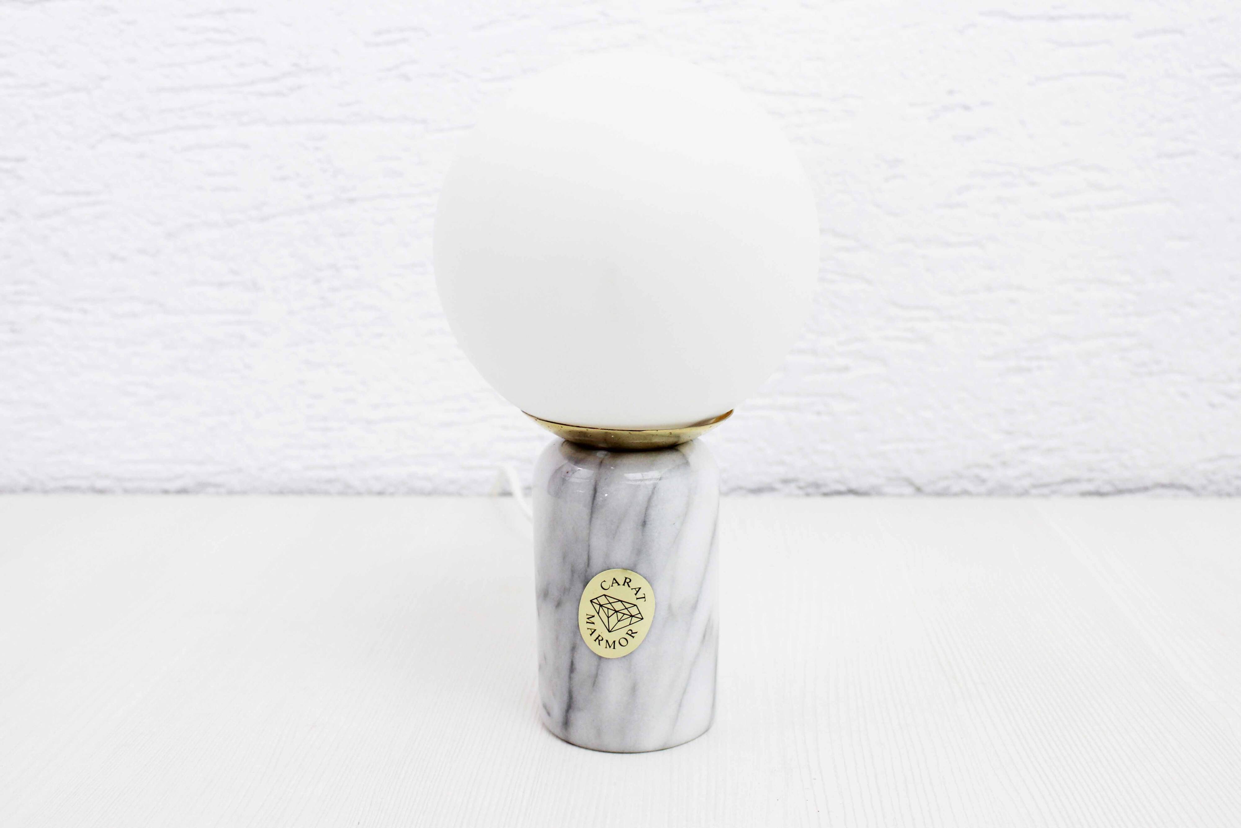 Lampe à poser en marbre et verre opalin