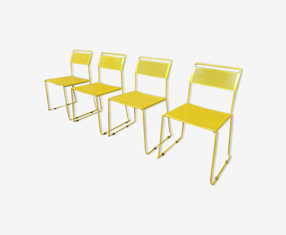 Lot de 4 chaises en métal perforé laquée jaune 1970