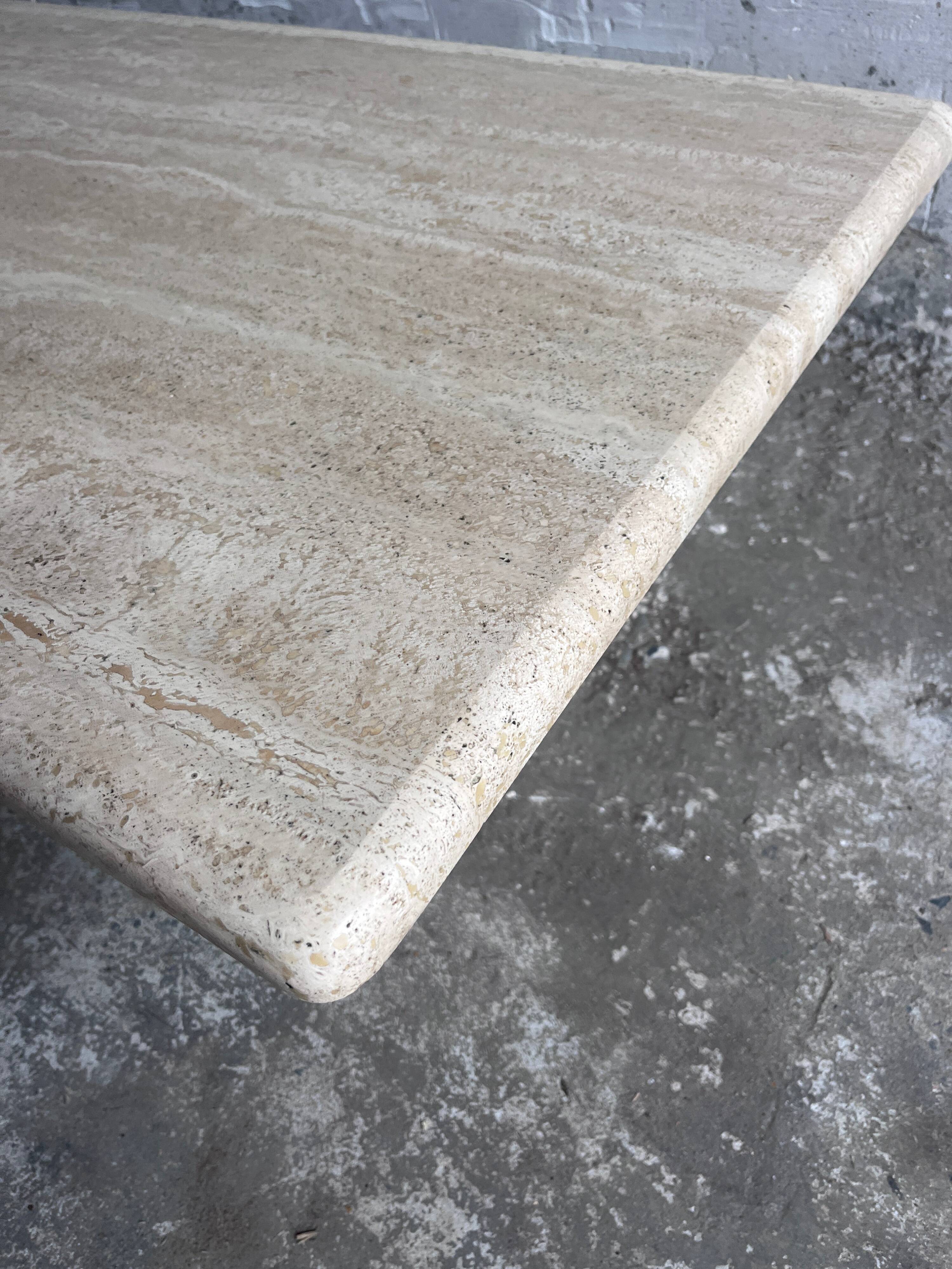 Table basse italienne en travertin – années 1970