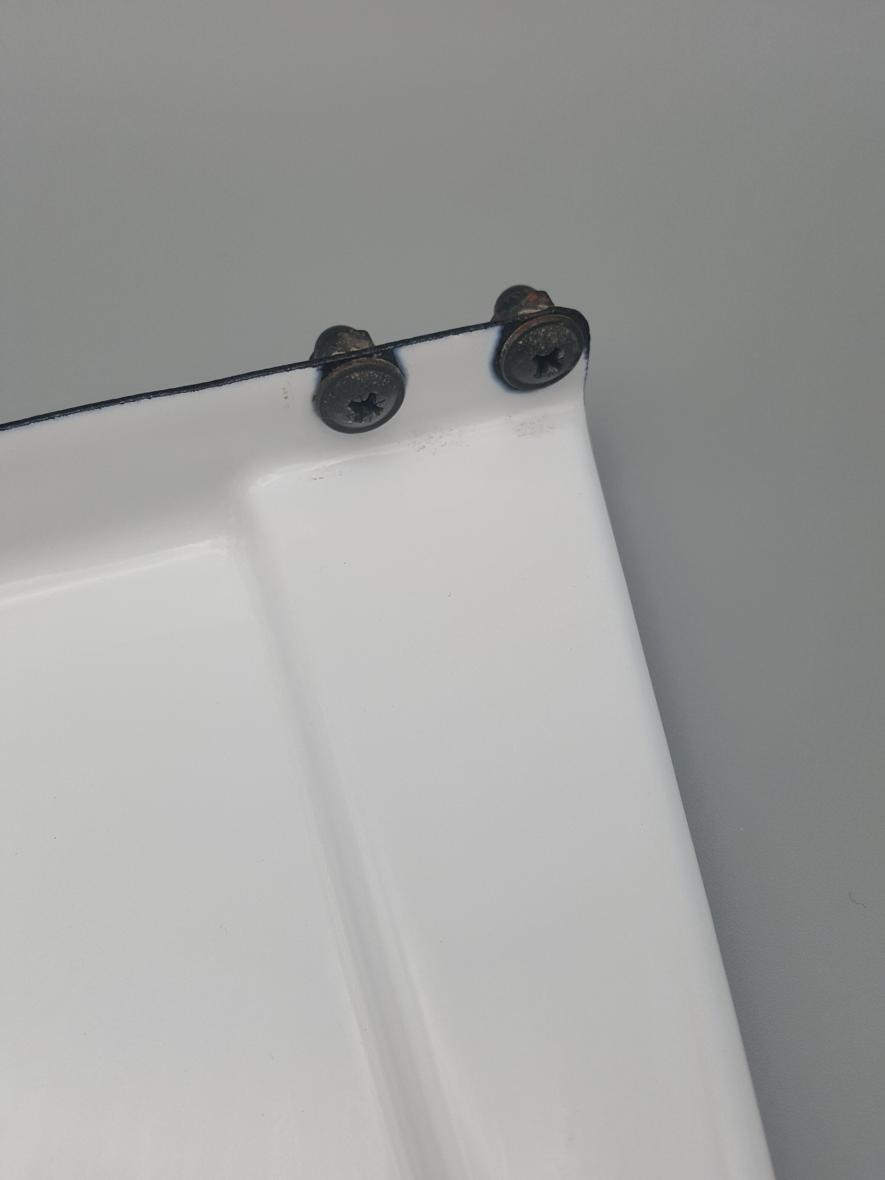 Wall shelf enamelled