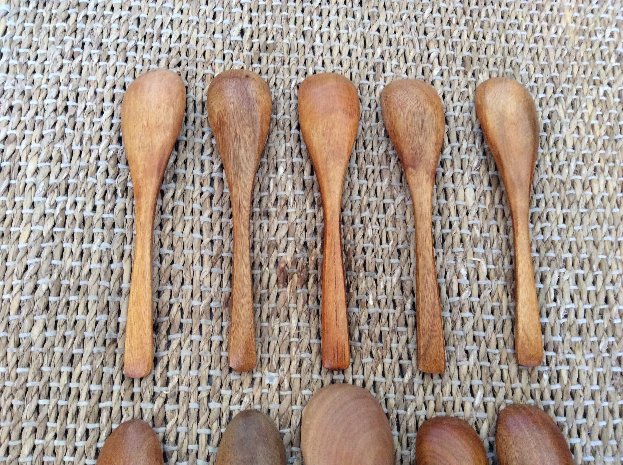 10 wooden spoons