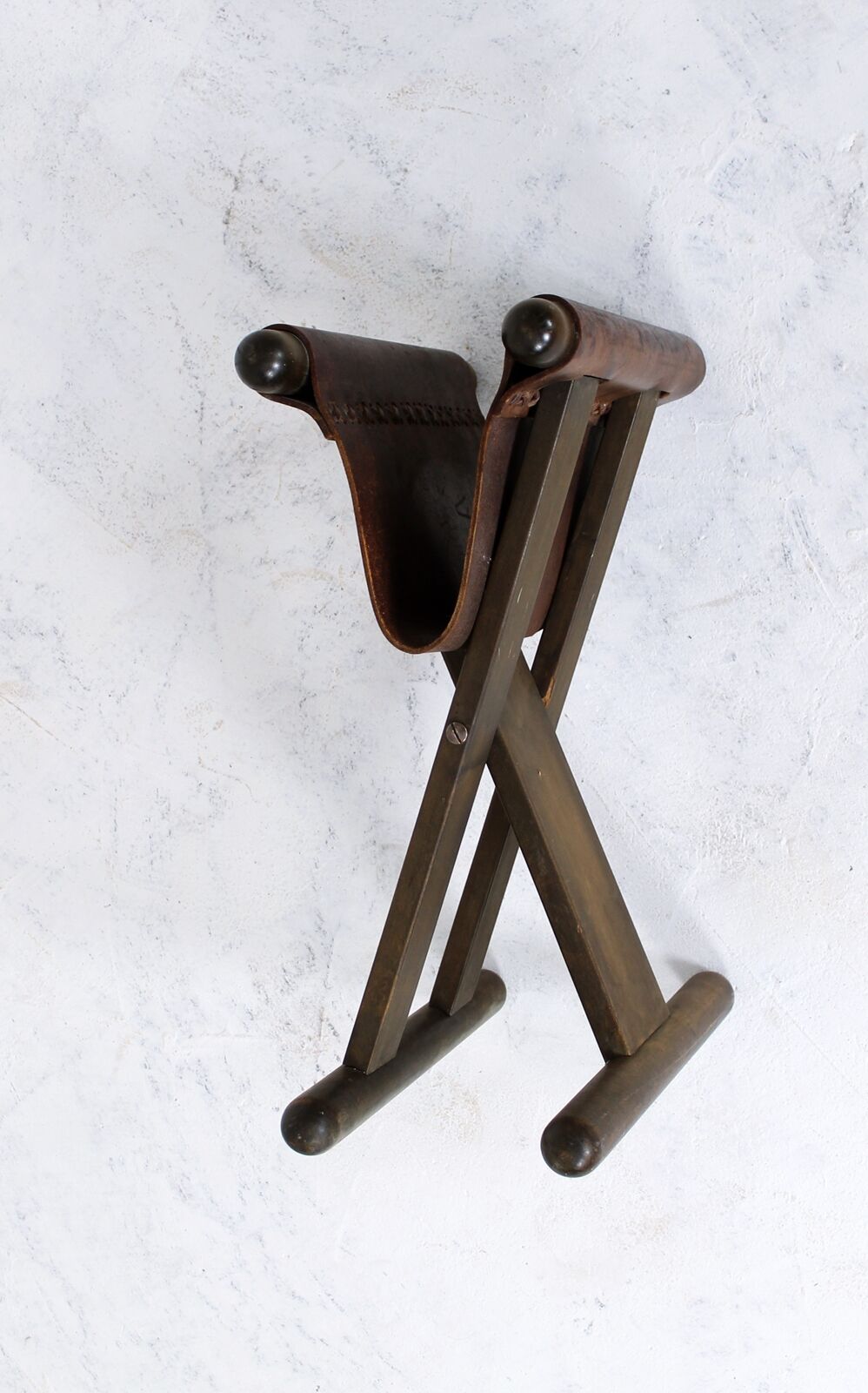Vintage x-base oak and saddle leather folding safari stool Hungary, 1970