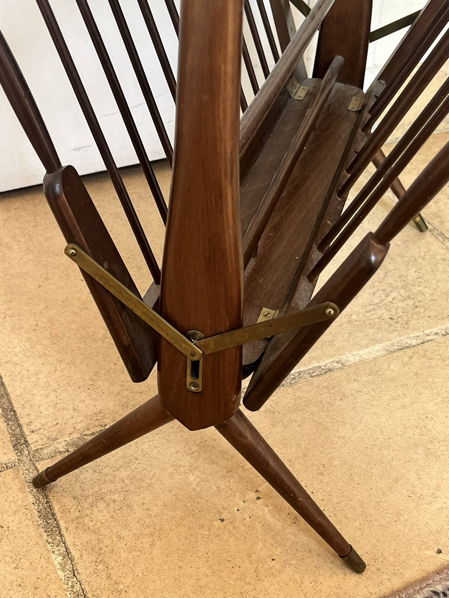 Folding magazine rack with shelf