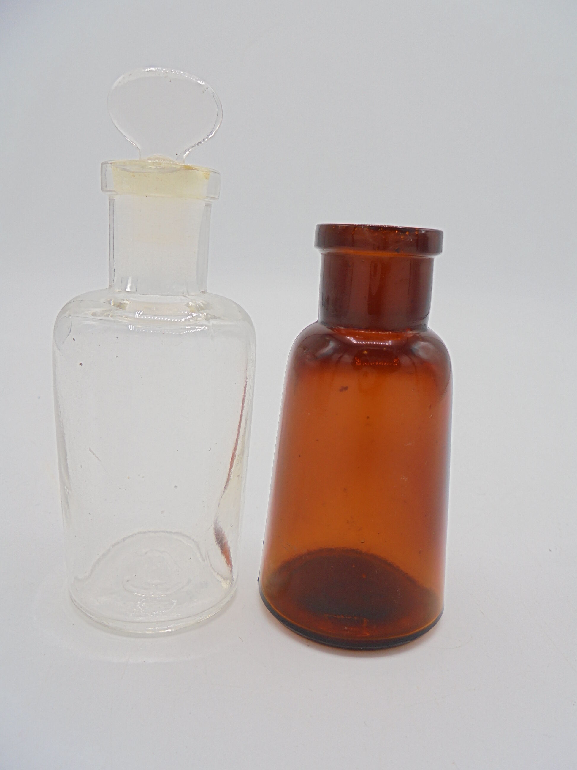 Lot de 4 anciens flacons pharmaceutiques