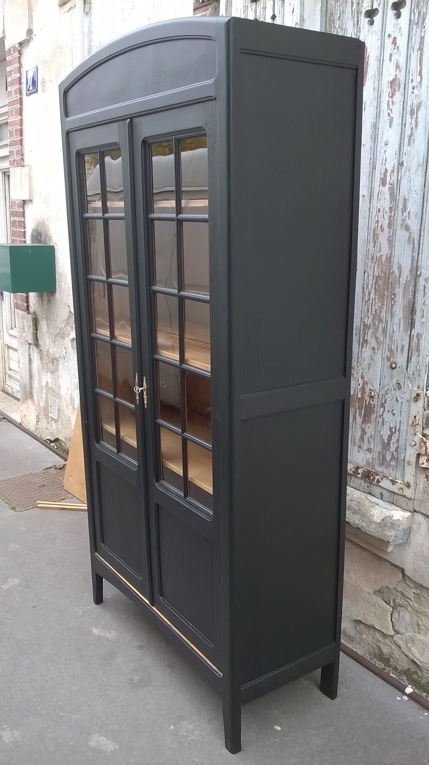 Parisian showcase cabinet