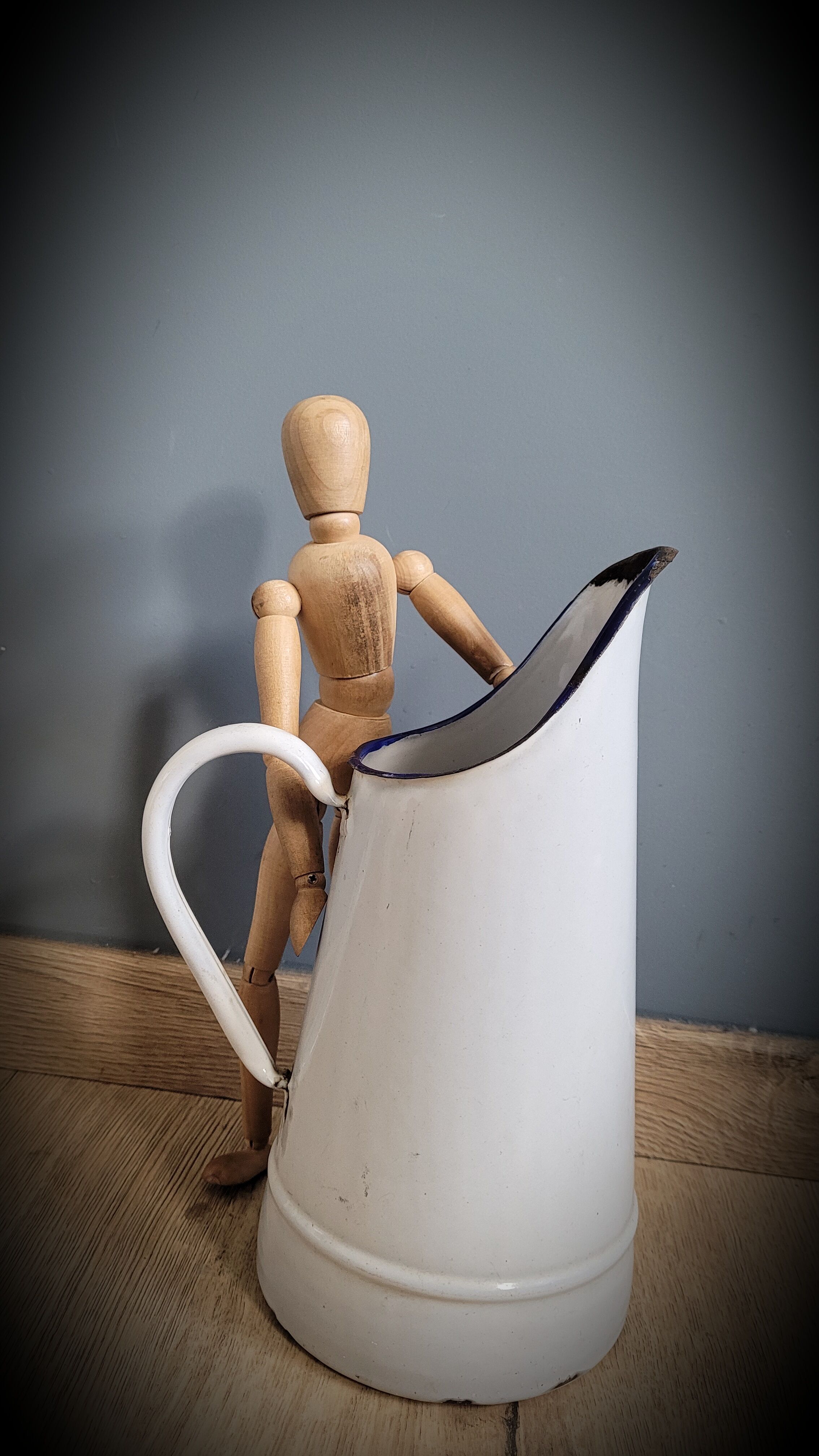 Broc enamelled white