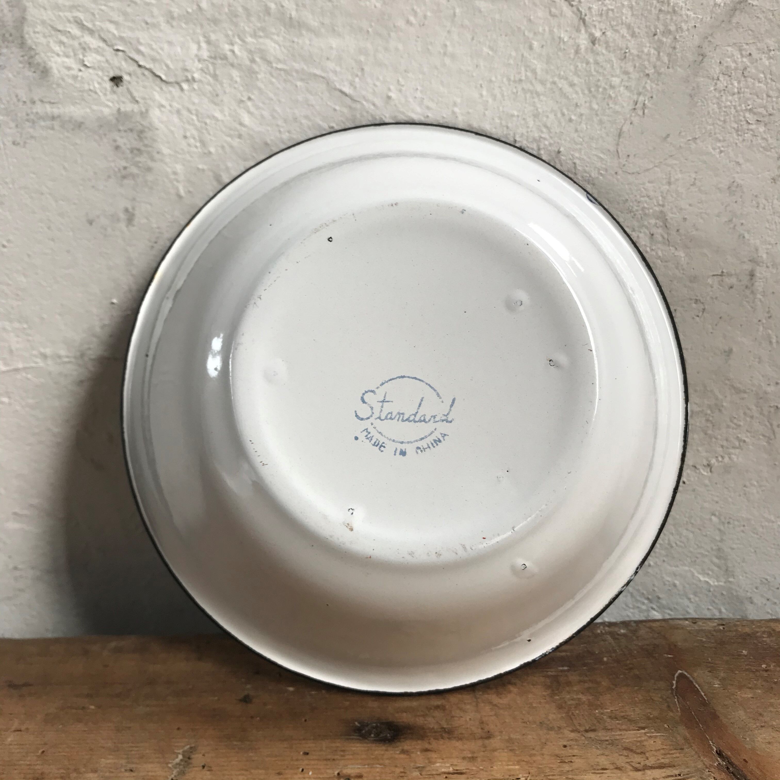 Pair of hollow plates in enamelled sheet metal