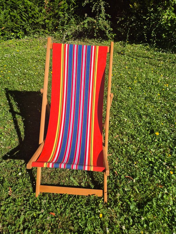 Transat chilienne vintage bois et toile a rayures rouge bleu jaune