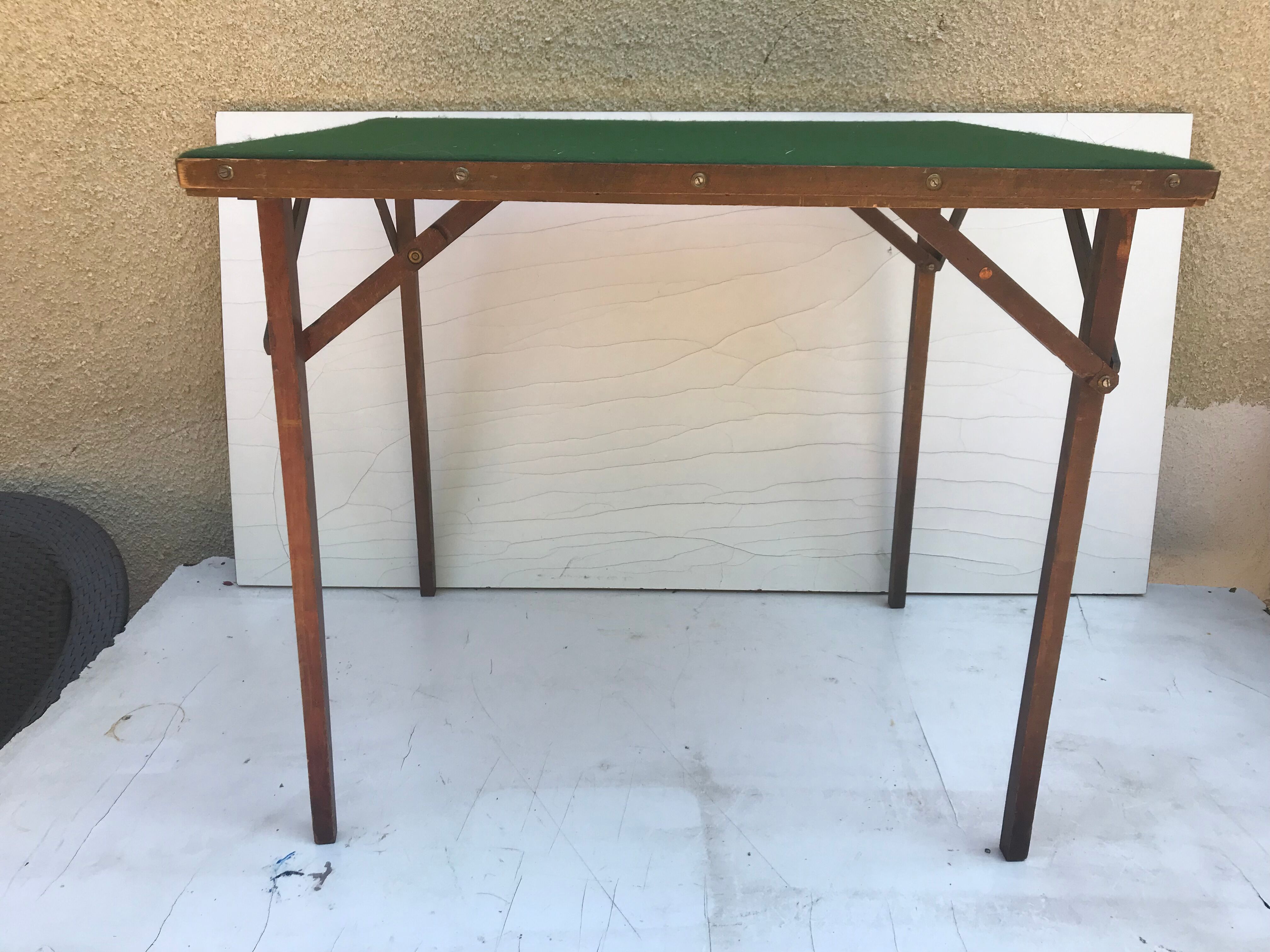 Ancienne table à jeu pliante et son plateau en feutrine verte vintage
