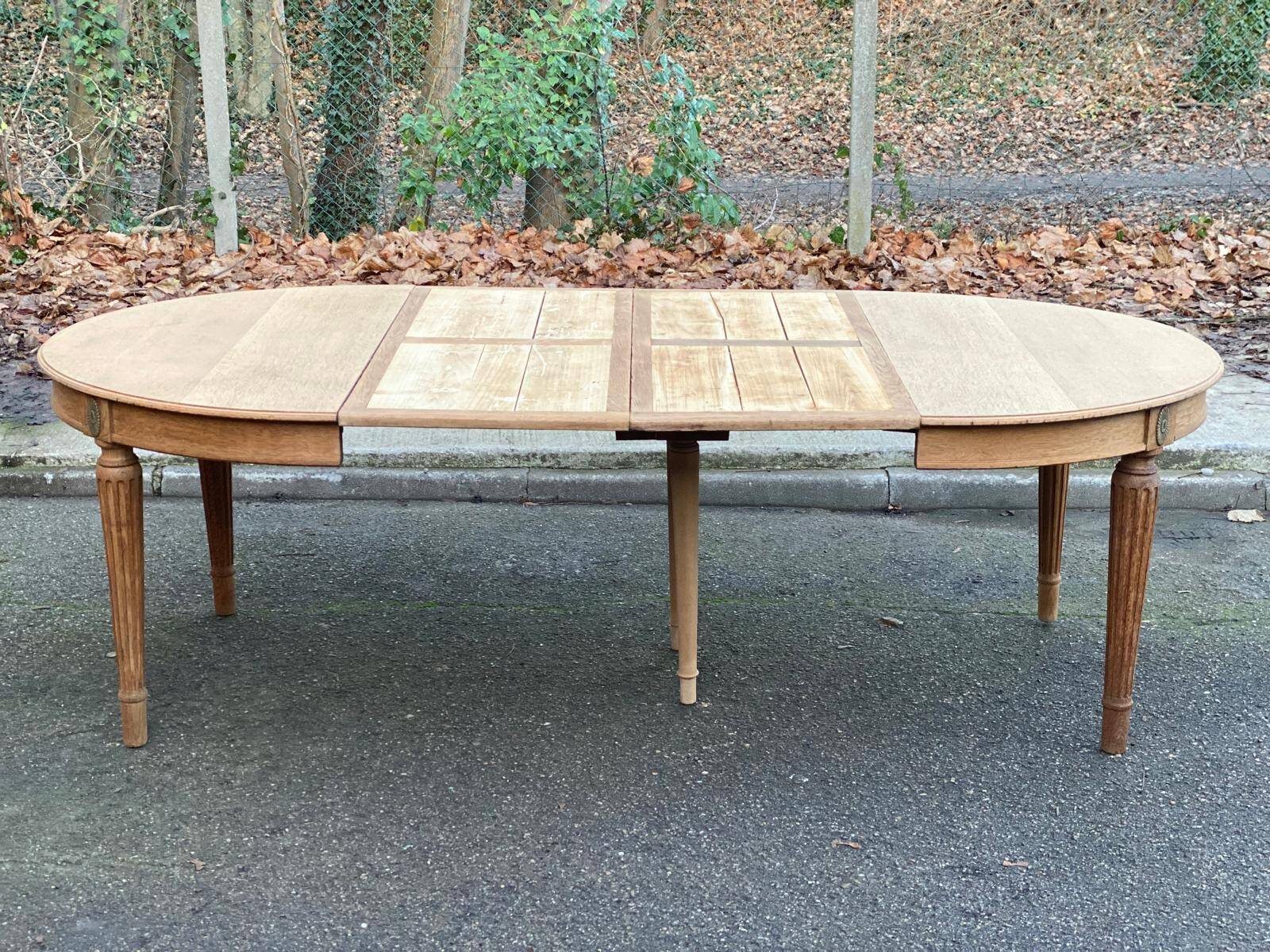 Renovated round Art Deco dining table in solid oak, 1950, 230cm extendable.