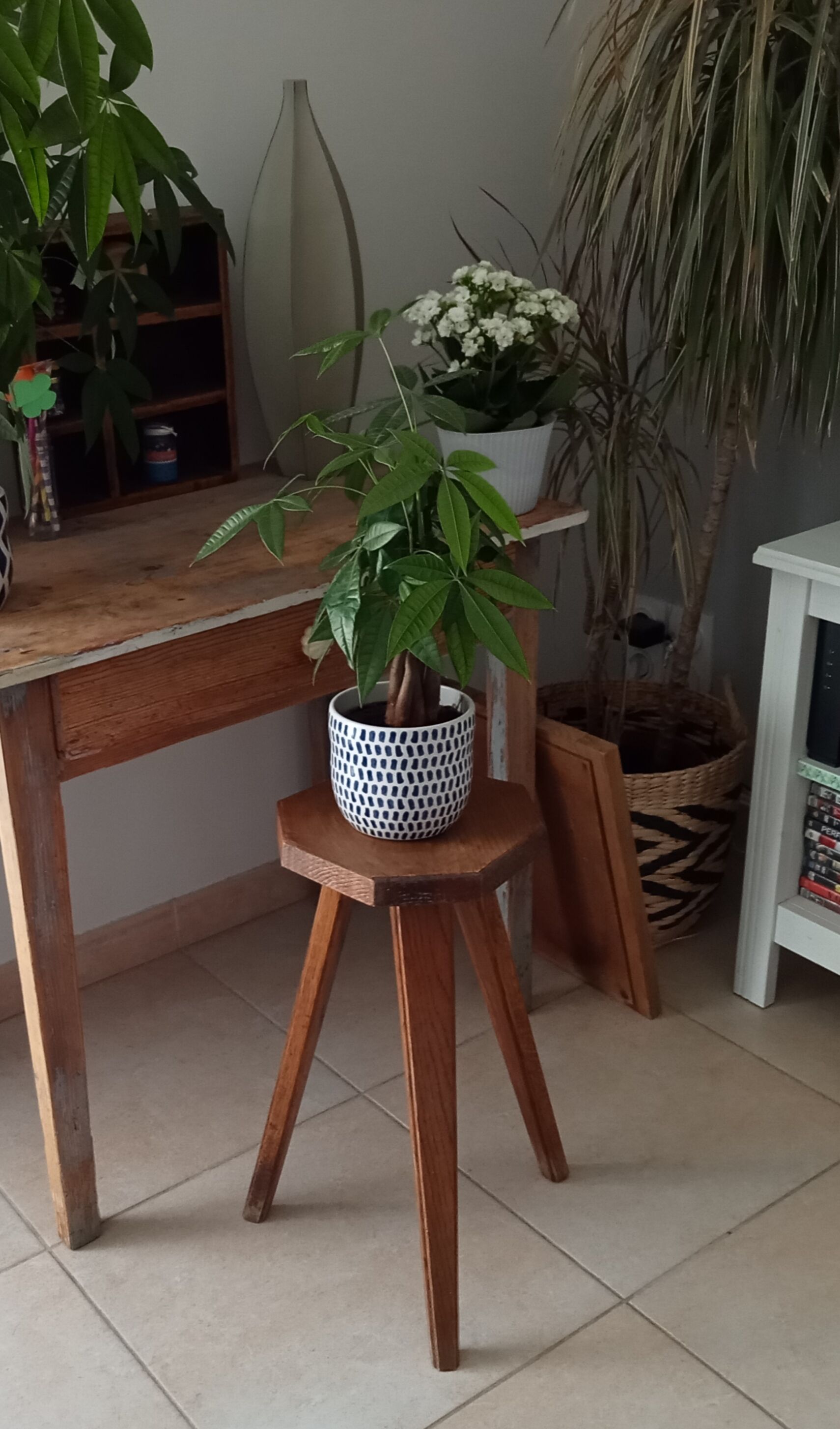 Vintage tripod stool 70s