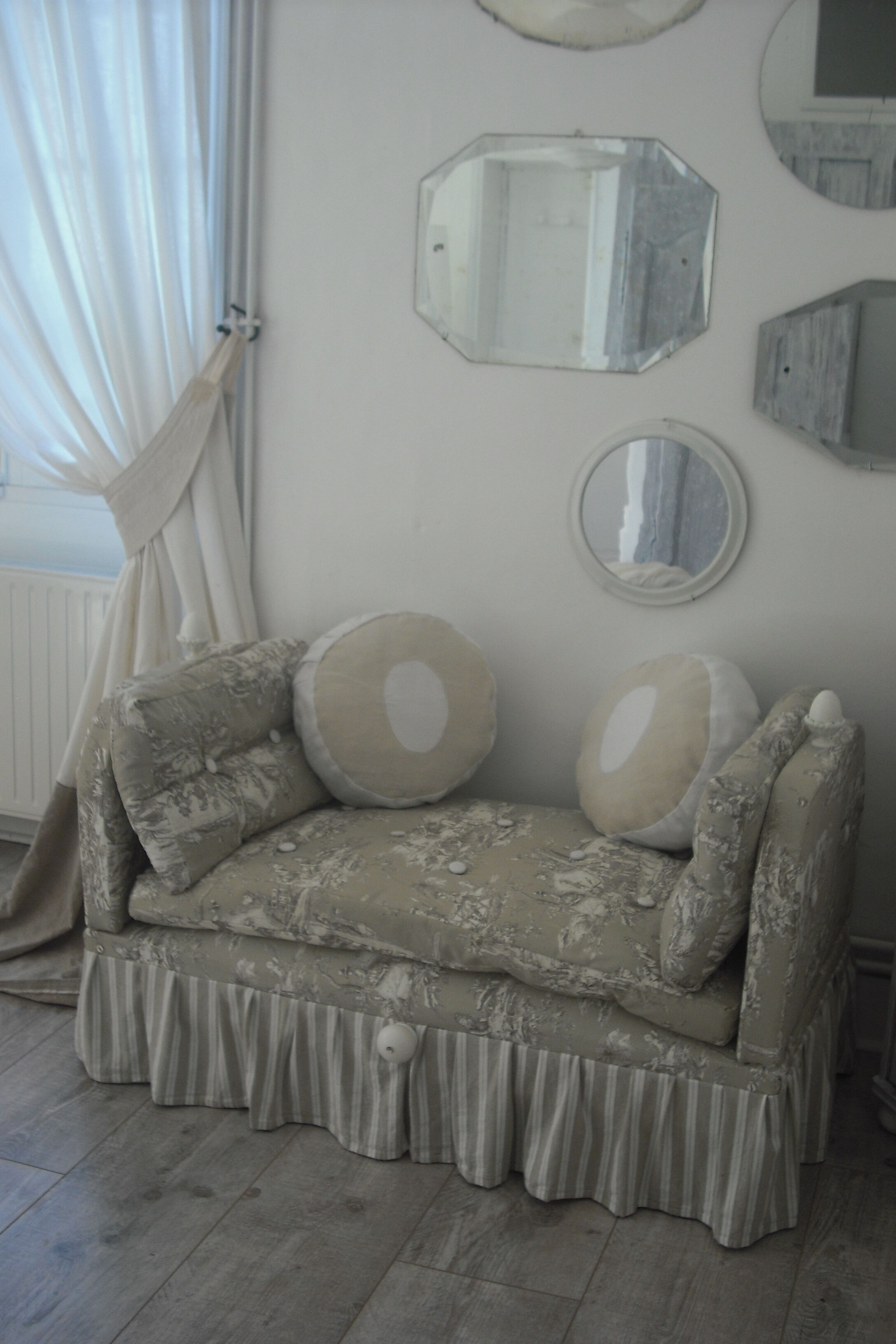 Bench bed on wheels 1 place