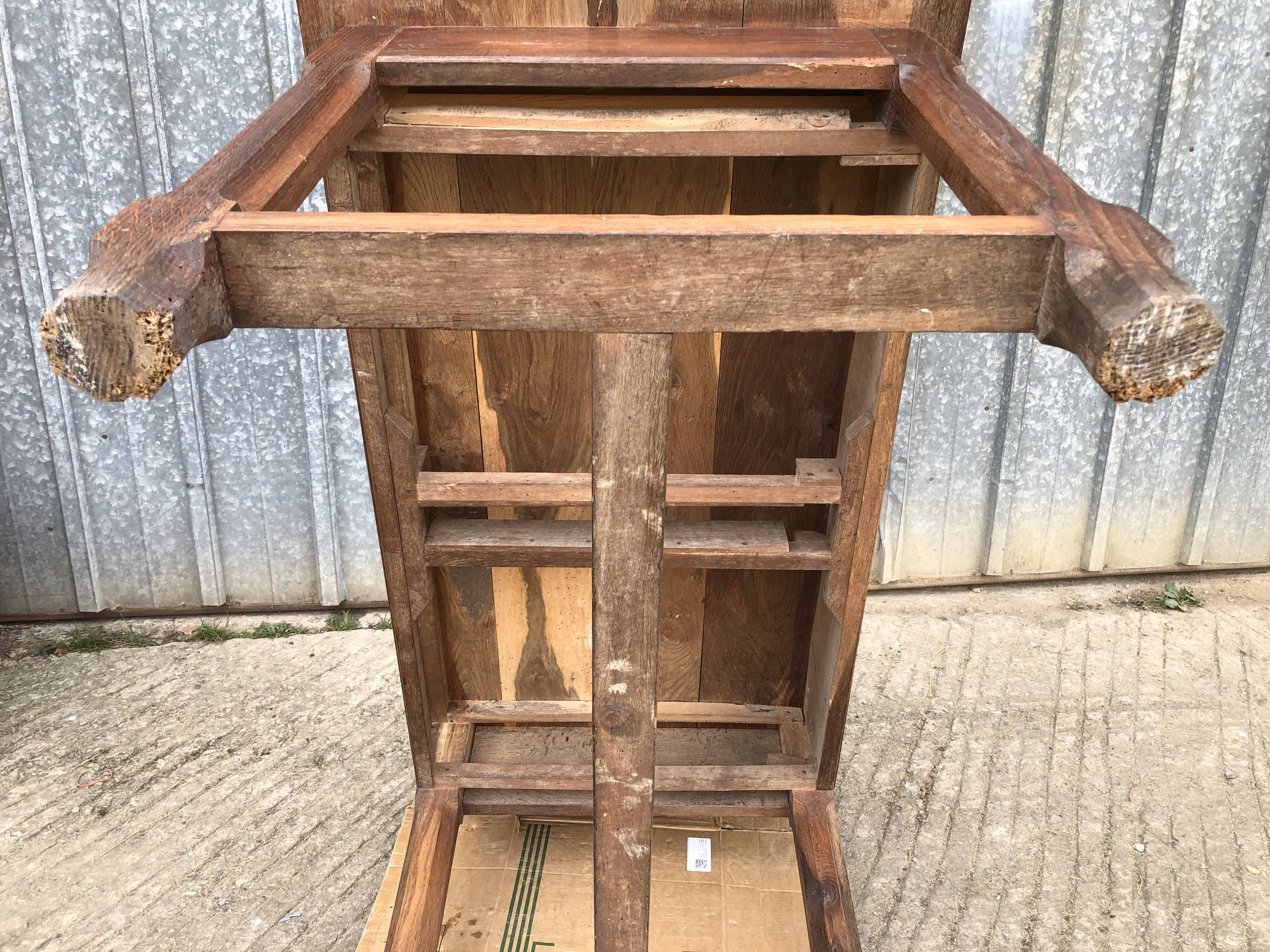 Table ancienne à barre à chat en chêne massif avec 2 tiroirs de face.