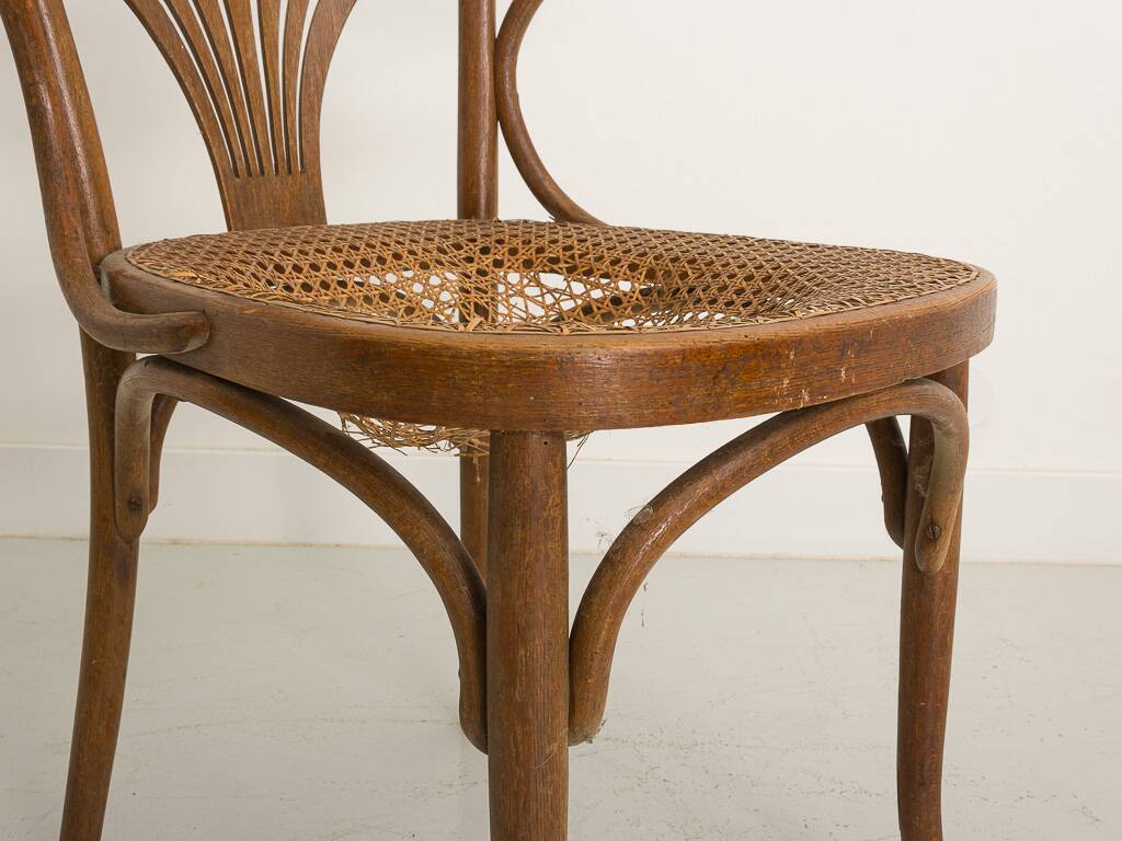 Chaise bistrot avec accoudoirs en bois cintré et assise en cannage