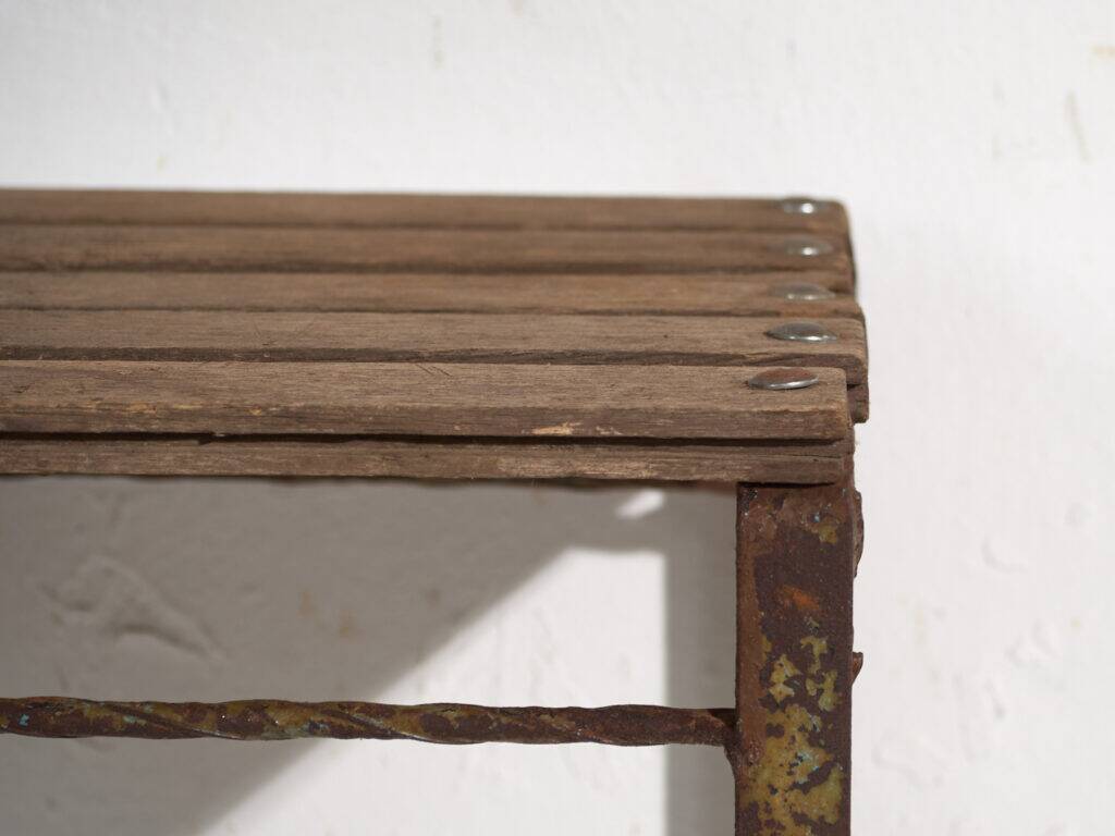 Tabouret industriel ancien en bois de pin et fer – Europe centrale, vers 1950
