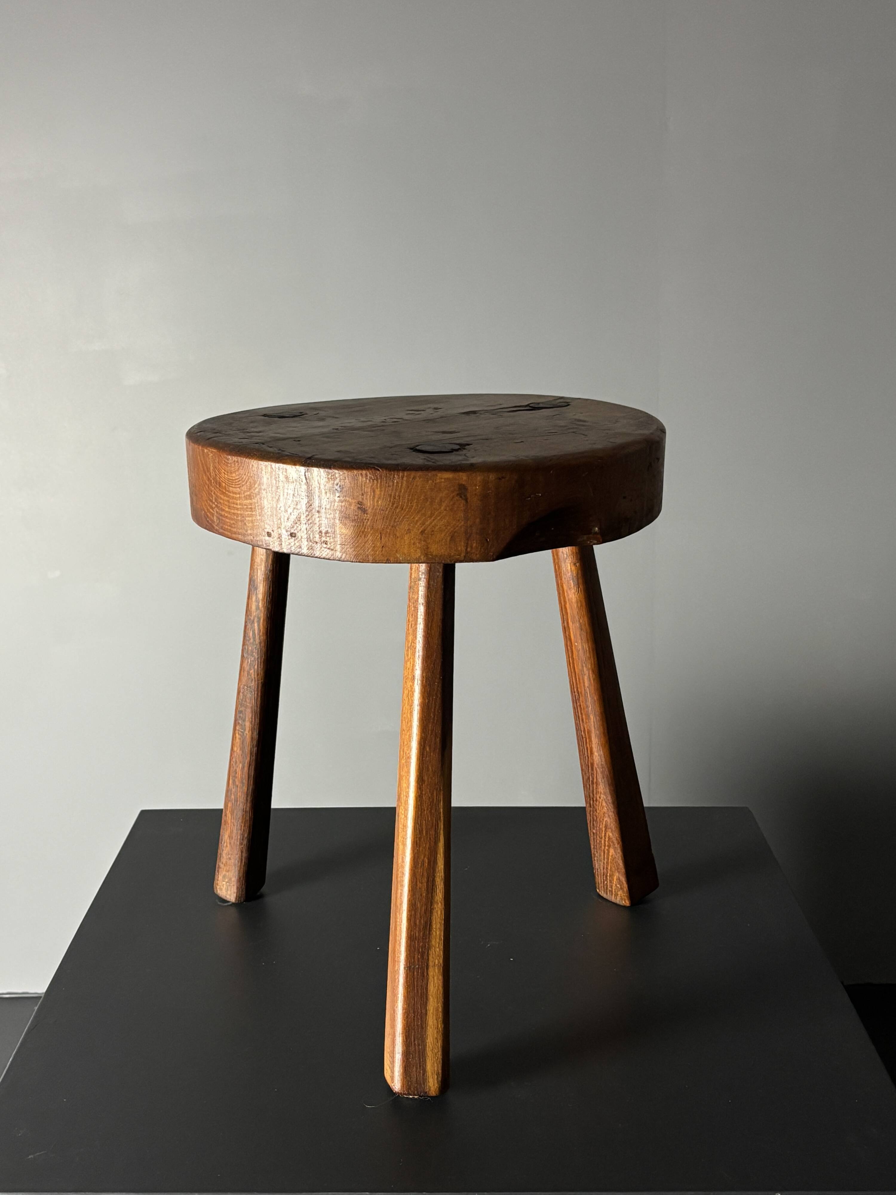 Tabouret de ferme rustique français massif de style brutaliste des années 1950