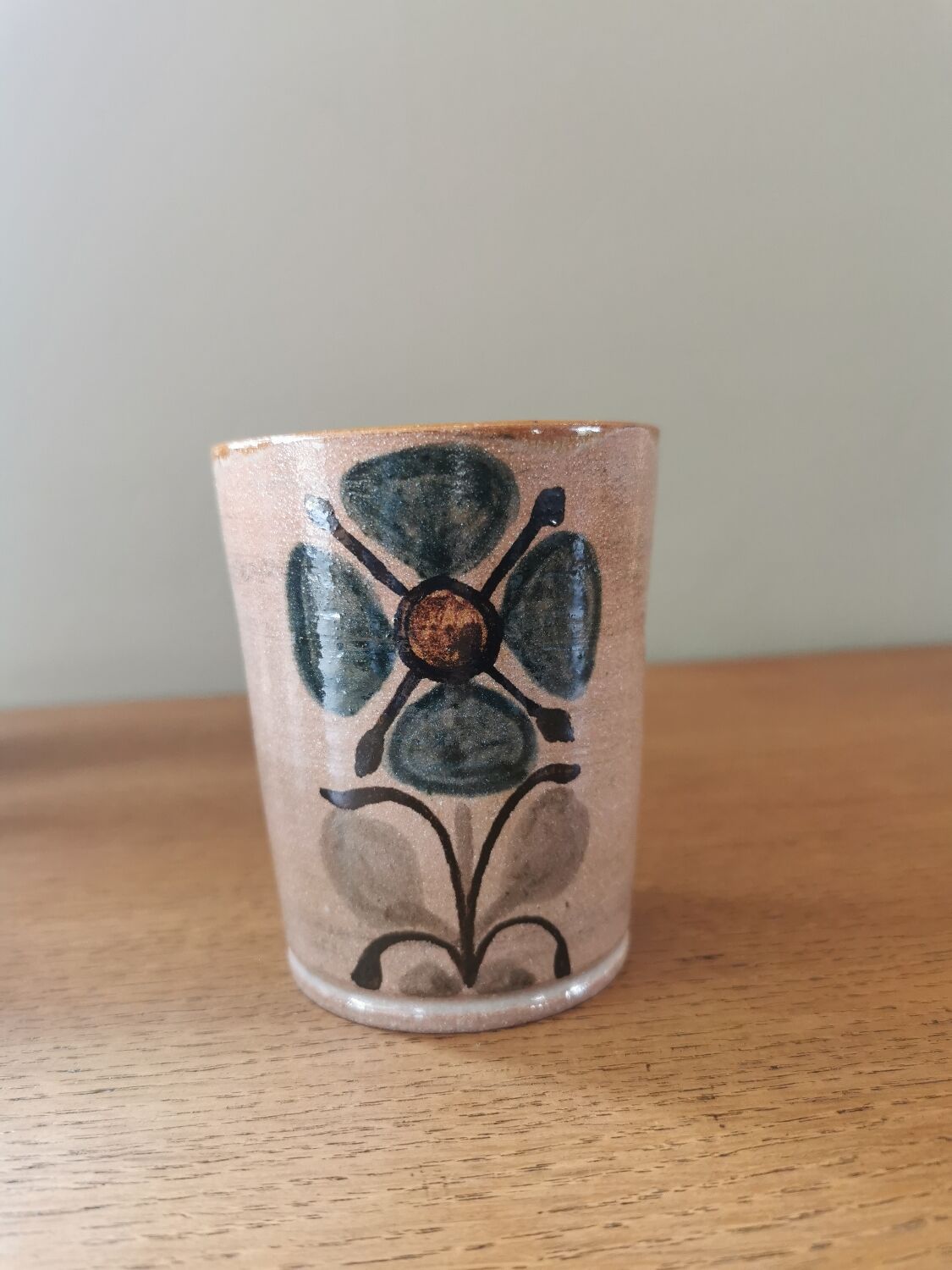 Suite of 4 vintage mugs