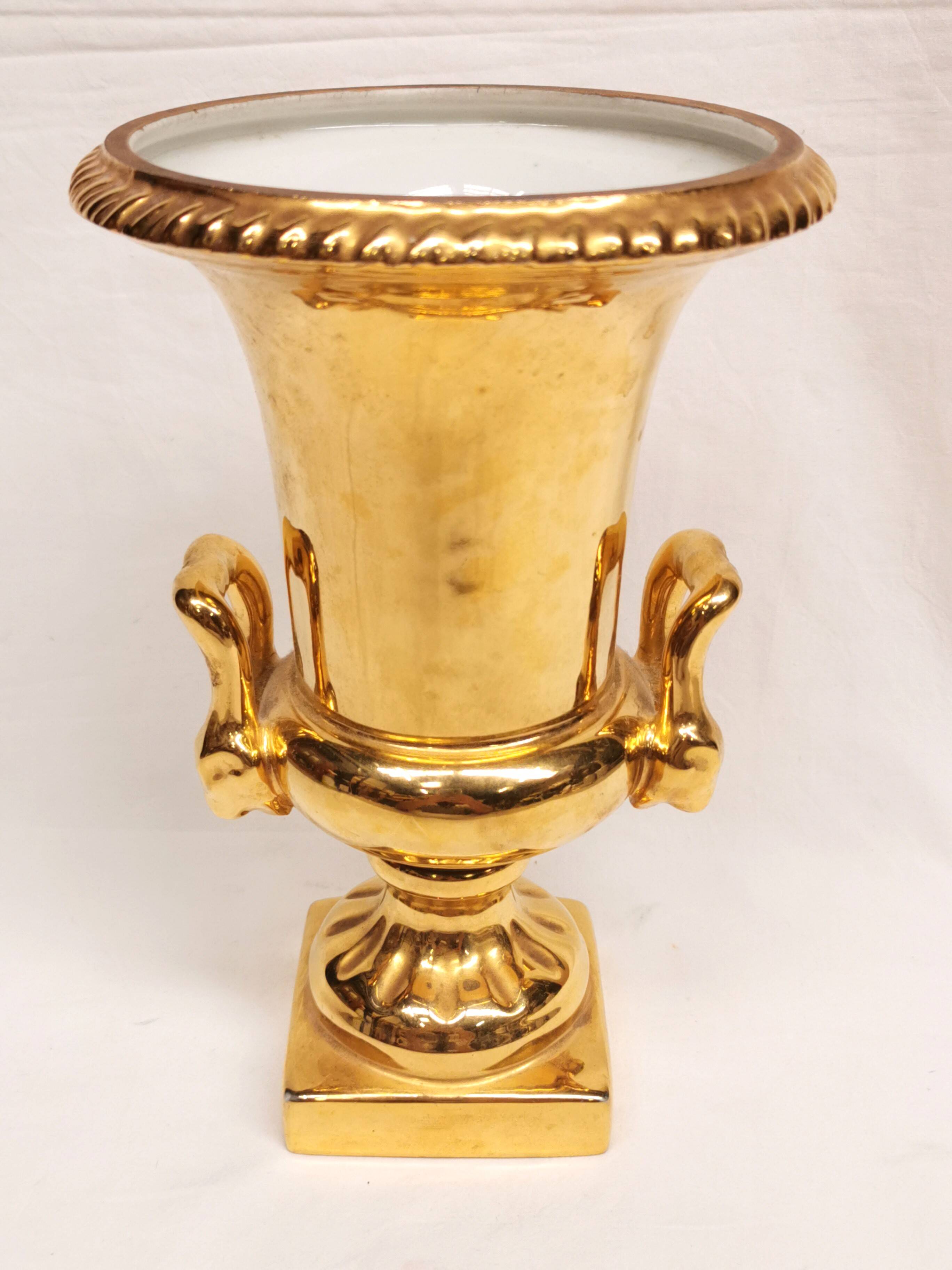 Medici-shaped vase in gilded Paris porcelain.