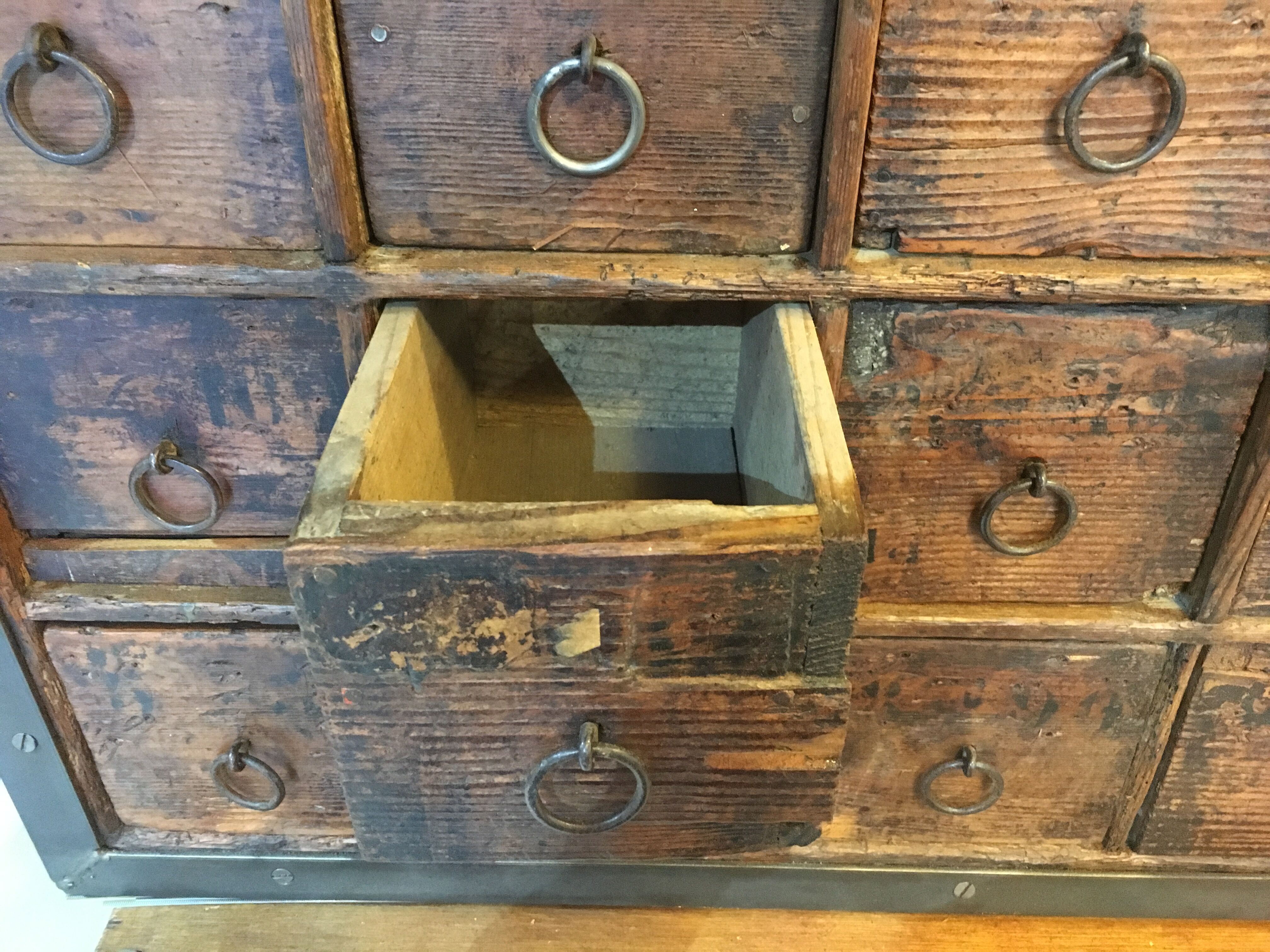 Meuble à tiroirs