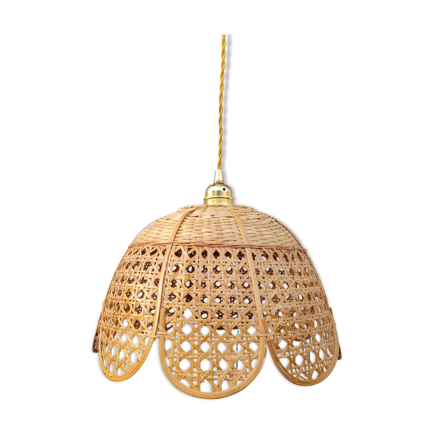 Openwork rattan suspension