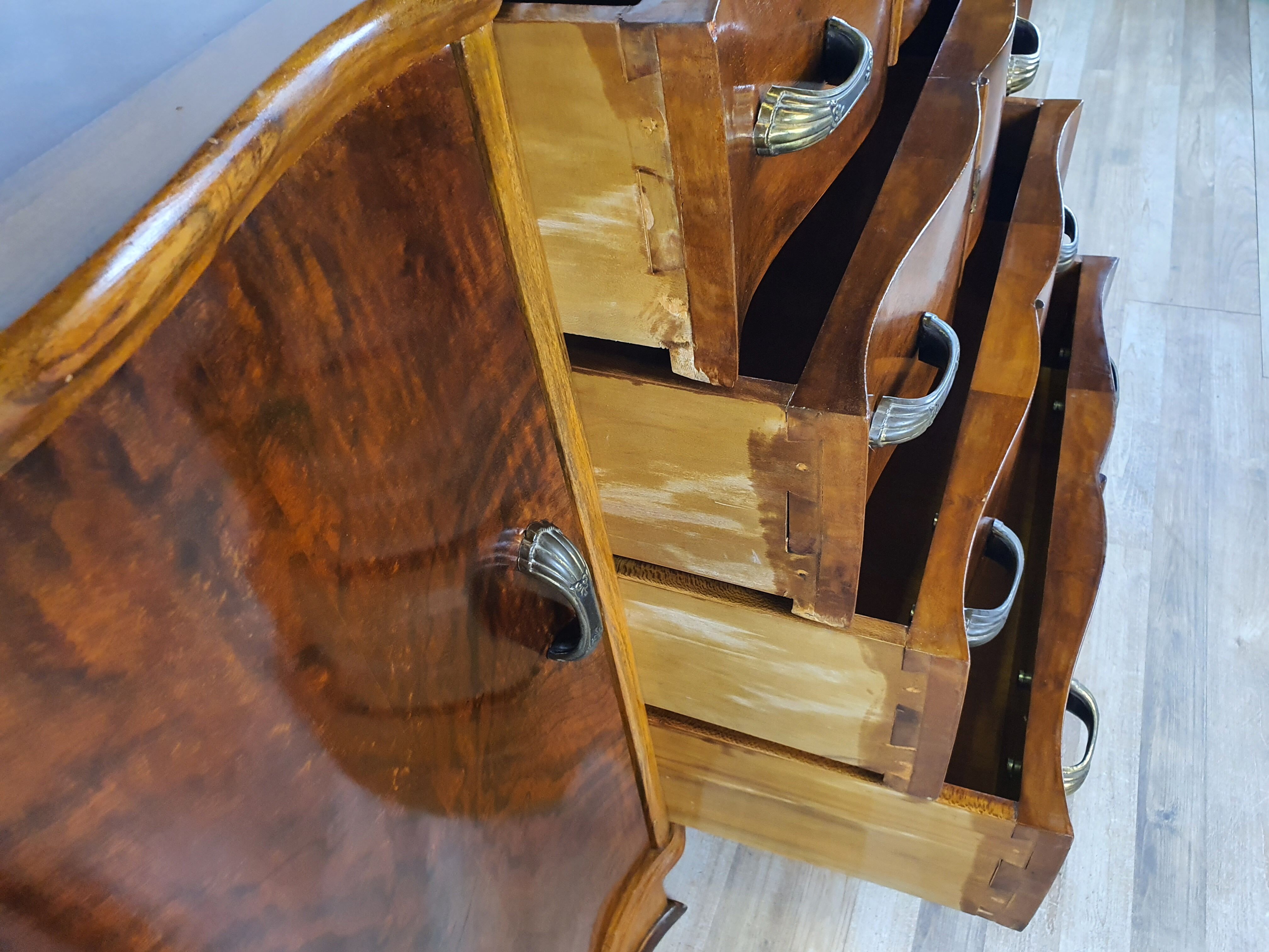 Art Decò Sideboard in Walnut