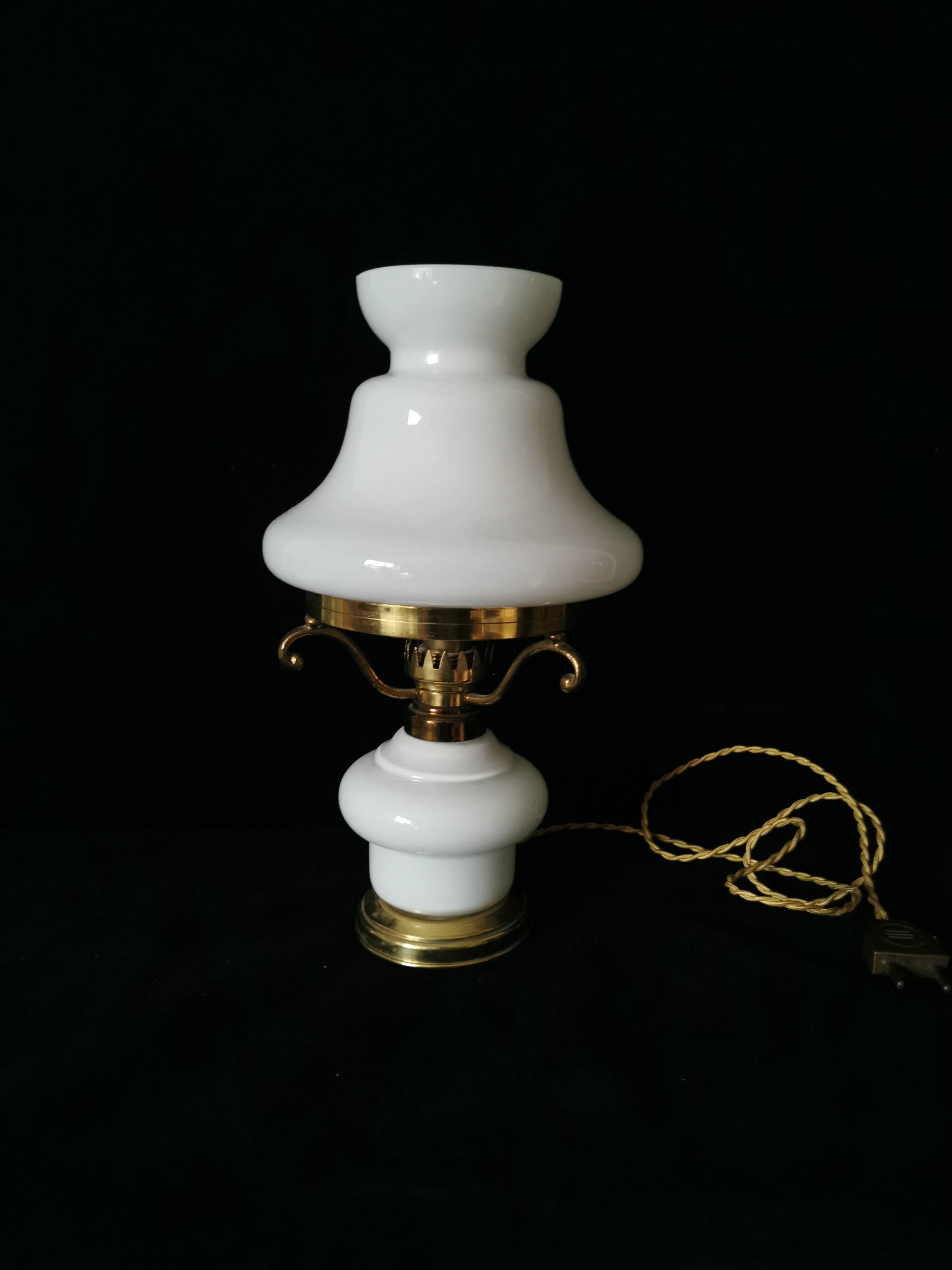 lampe de chevet en opaline blanche