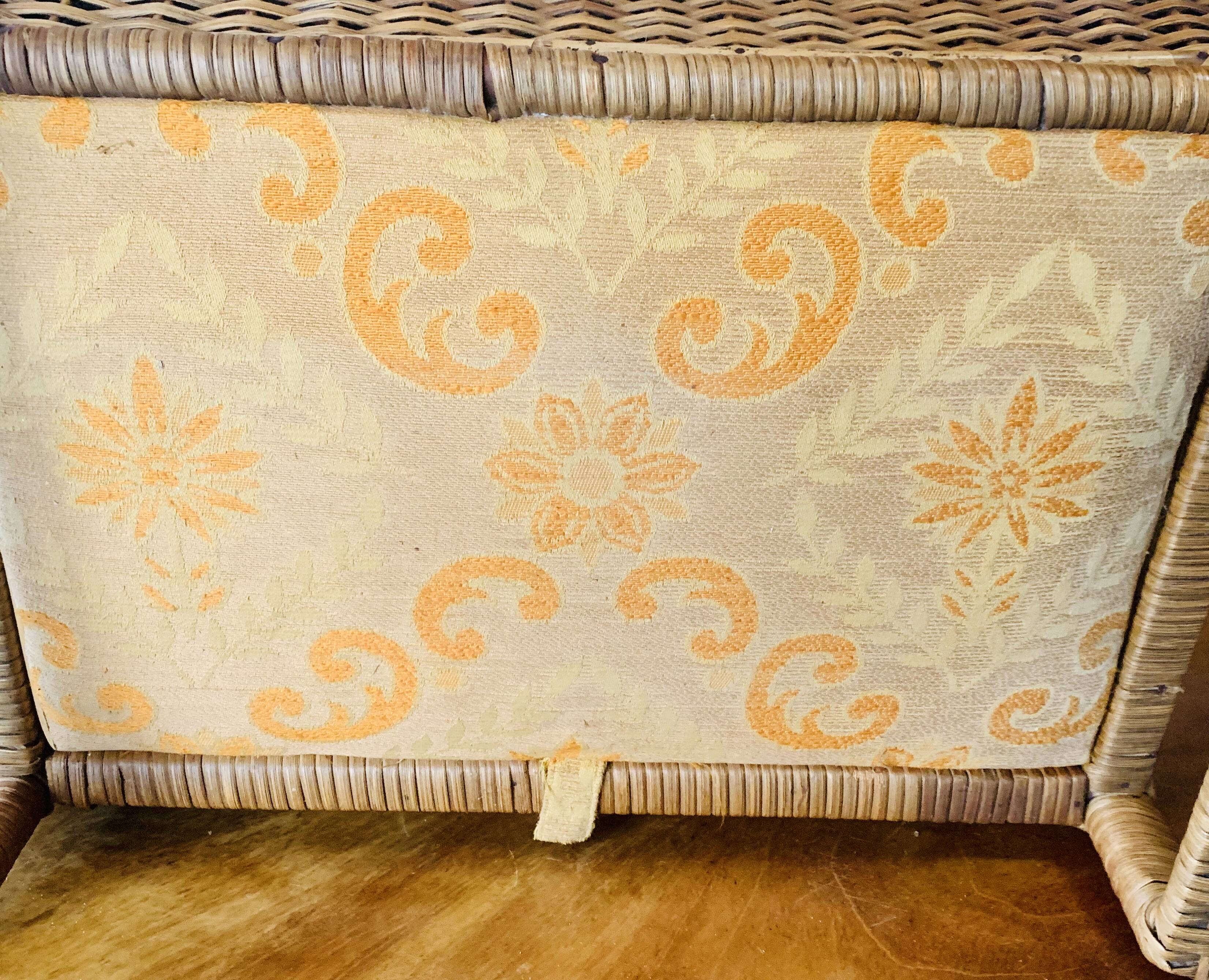 Grand panier à couture vintage en osier - tabouret en tissu matelassé - 1950