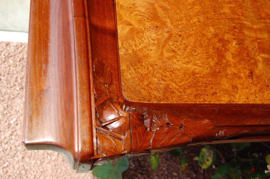Art Nouveau period bed in mahogany and elm burl from the 1900s