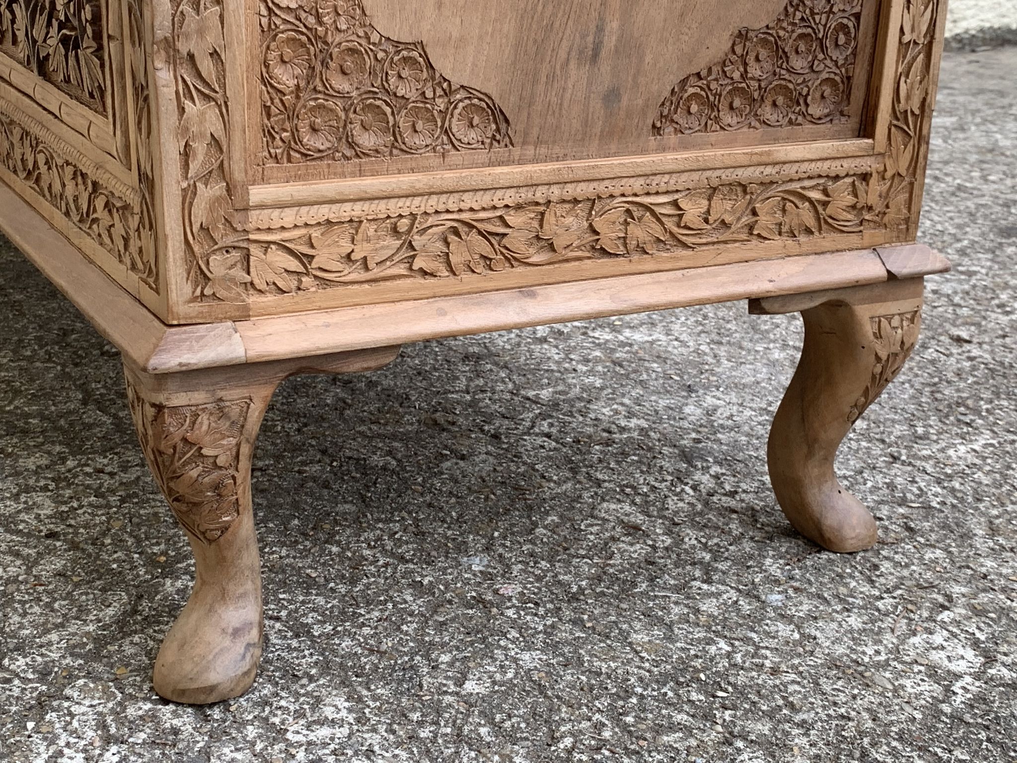 Commode vintage basse Padouk Massif sculpté 1950