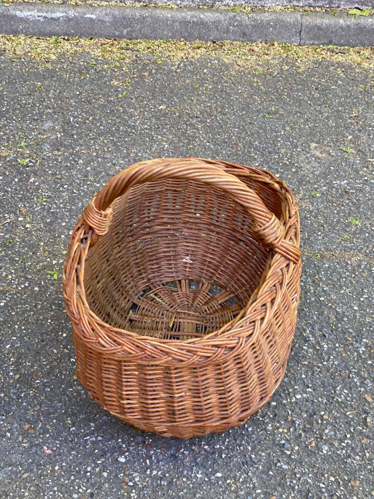 Round oval basket in rattan and woven wicker with handle