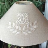 Ancienne petite Lampe à pétrole electrifiée abat jour monogrammé