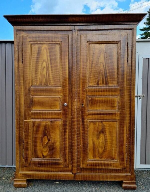 Armoire Franc Comtoise époque 18eme laquée en faux semblant de bois