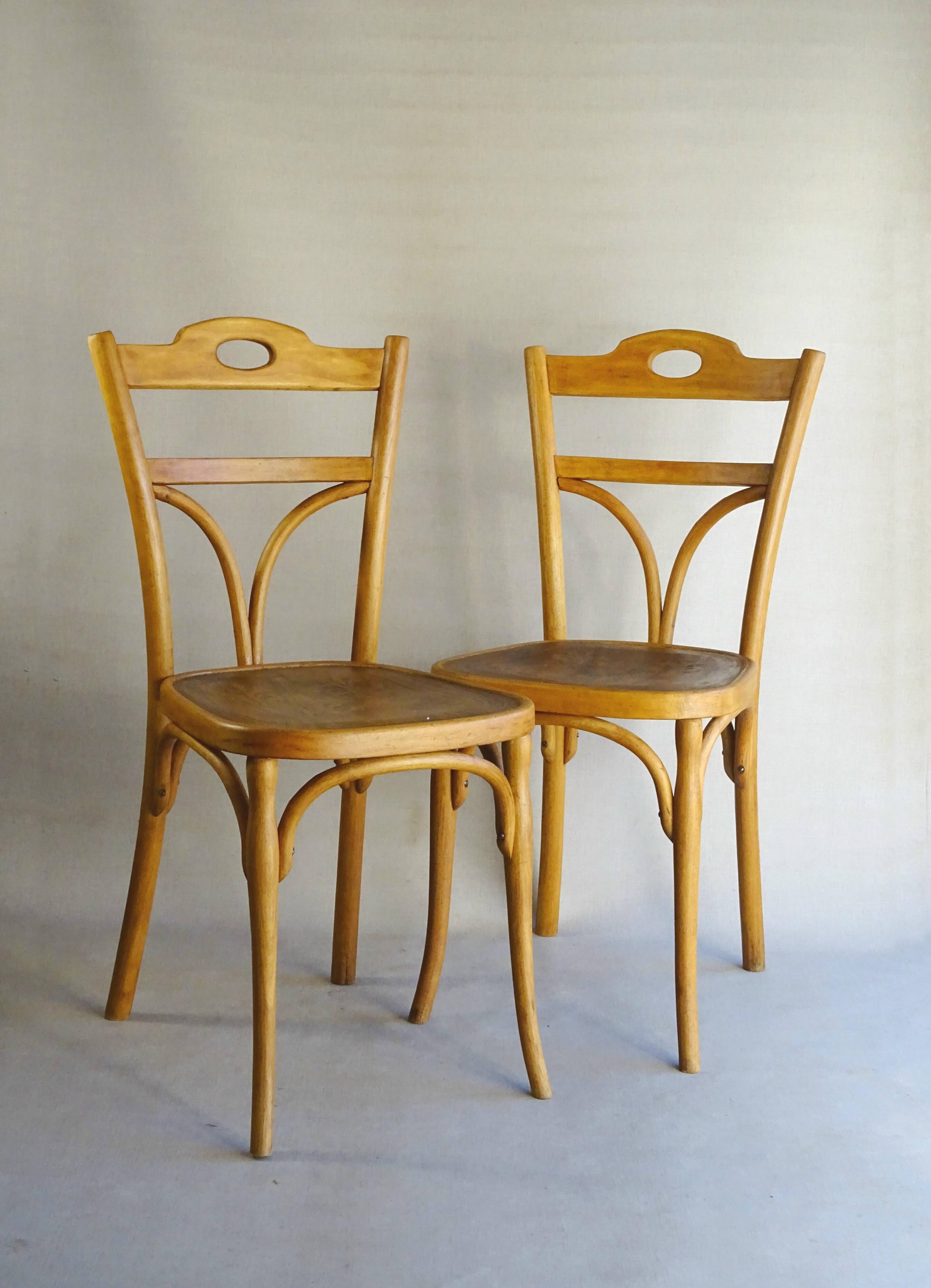 2 bistro chairs from 1905 by KOHN No. 187, wooden seats with 5 fleur-de-lis motifs
