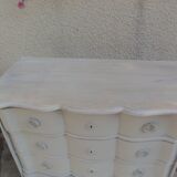 Commode arbalète de belle facture sublimée en gris perle, plateau blanchi.