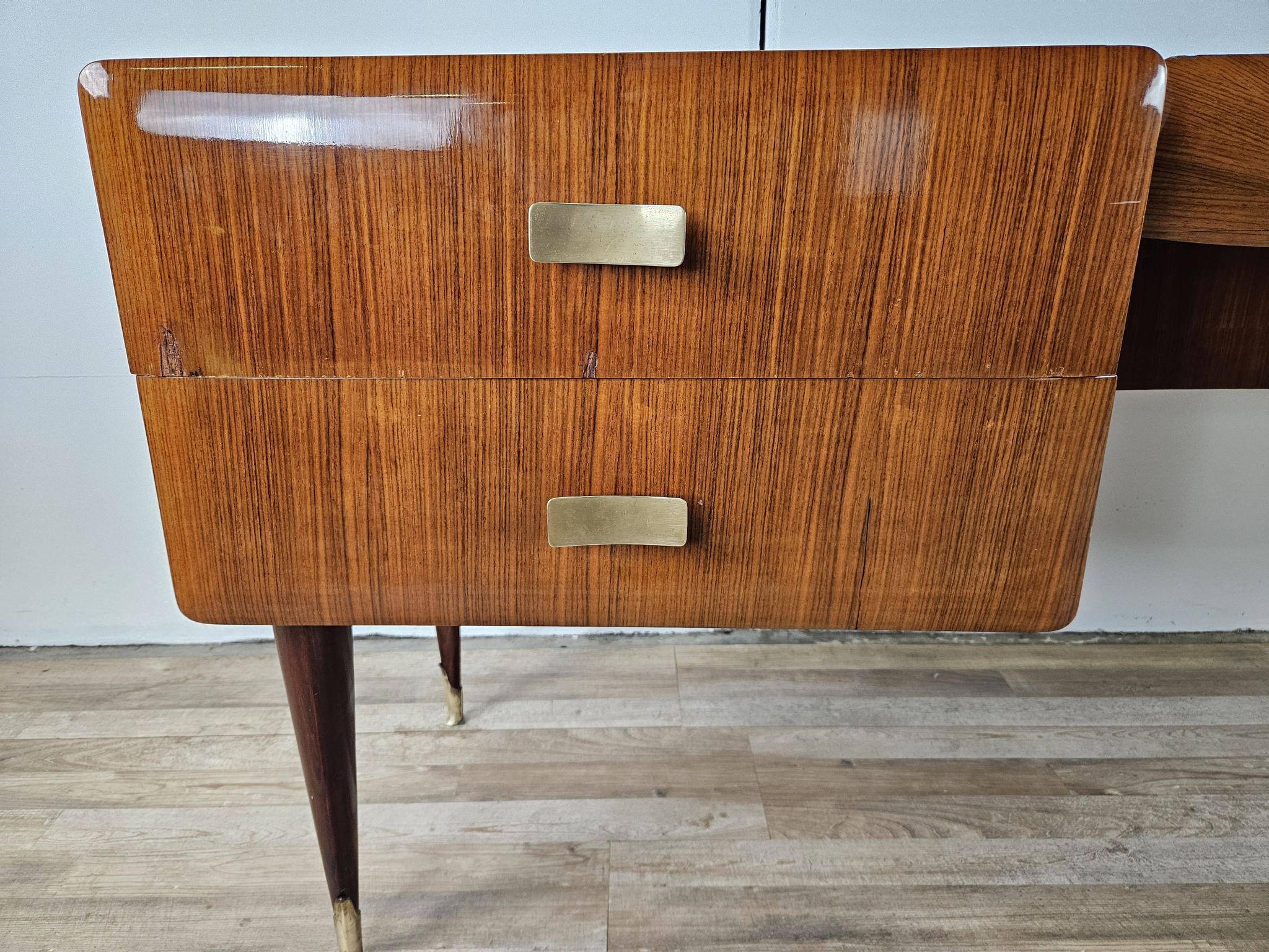 Mid-century drawer chest in mahogany, brass and glass.