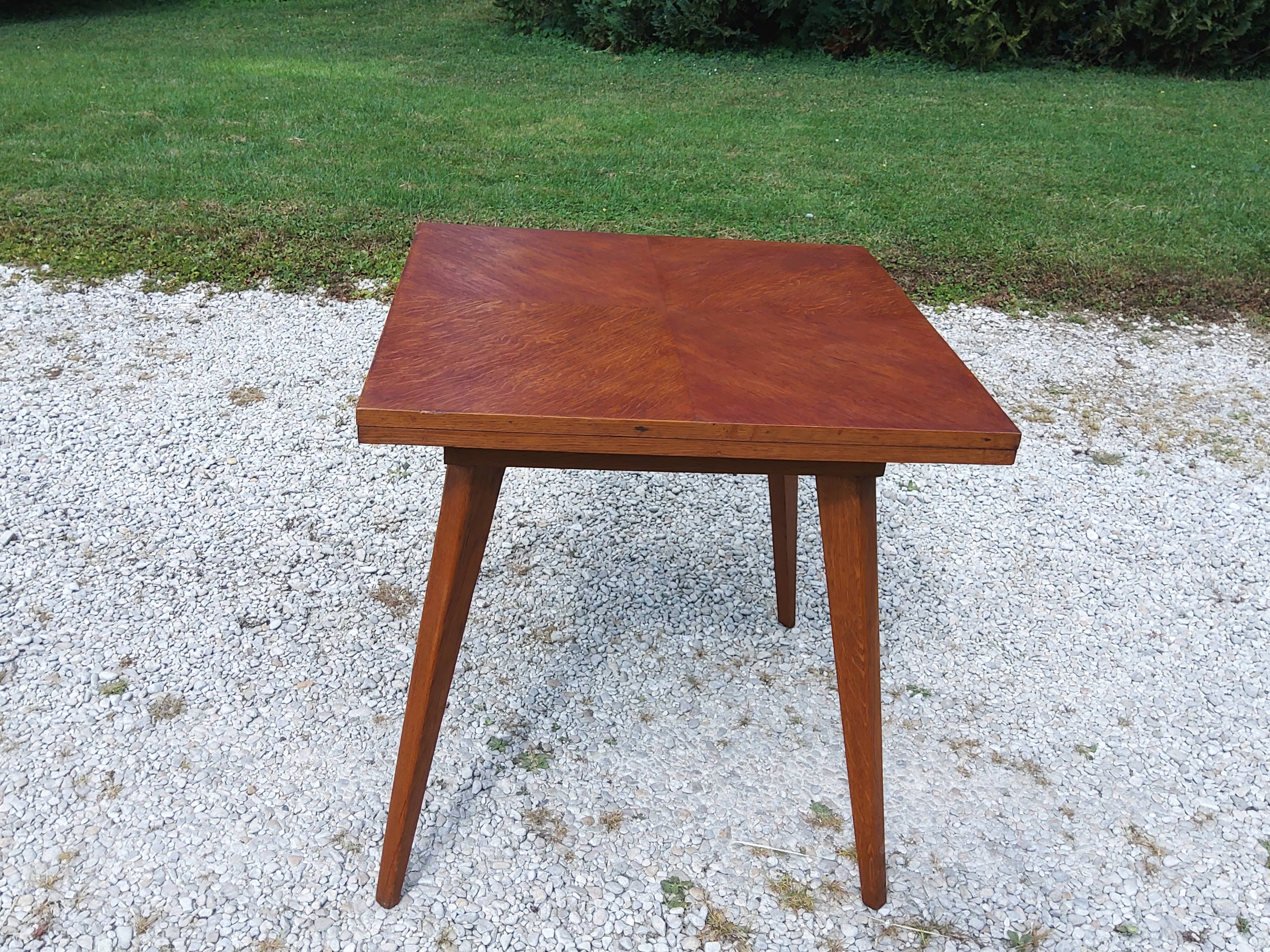 Extendable table with compass legs