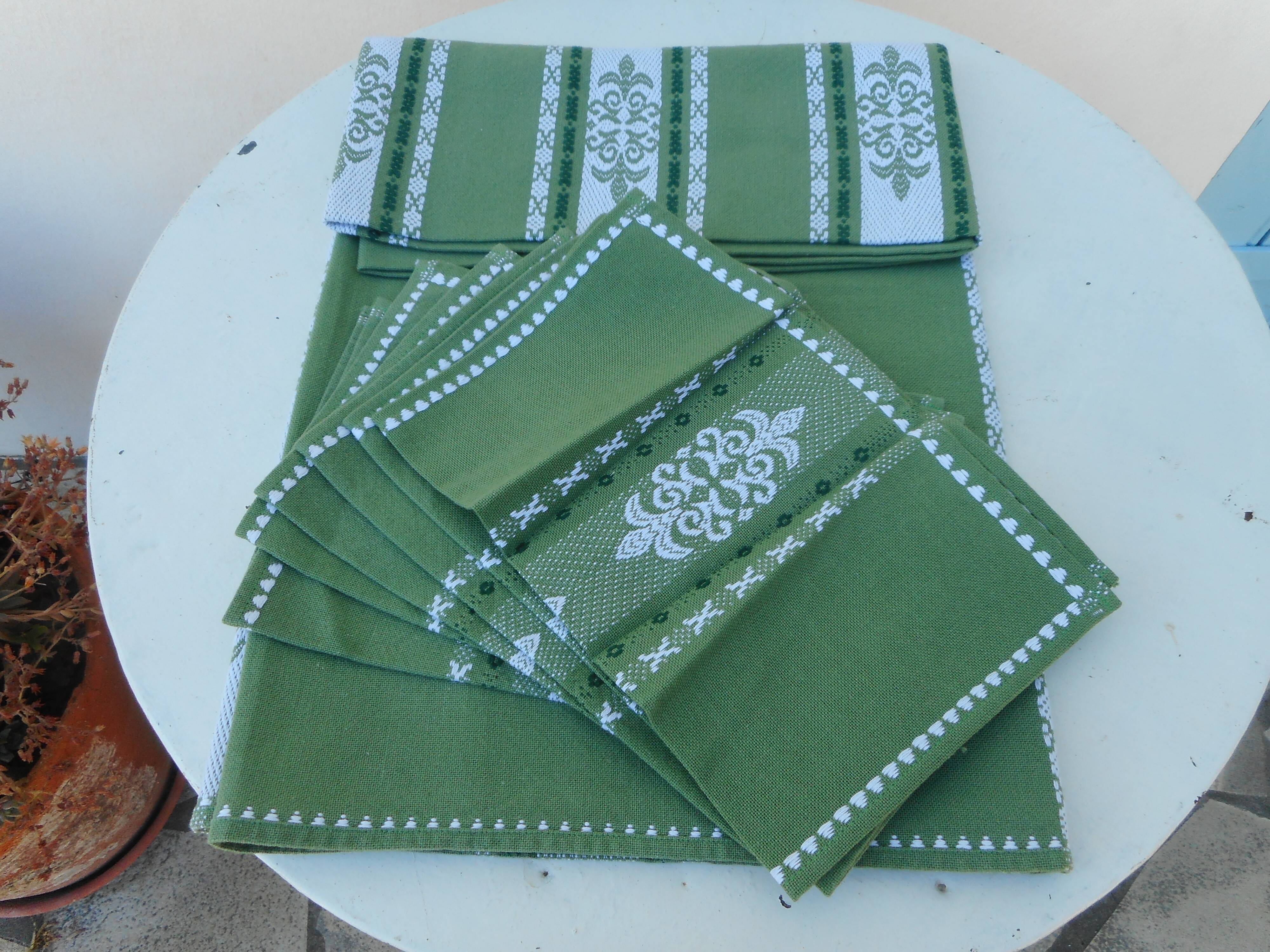 A tablecloth and six Basque towels