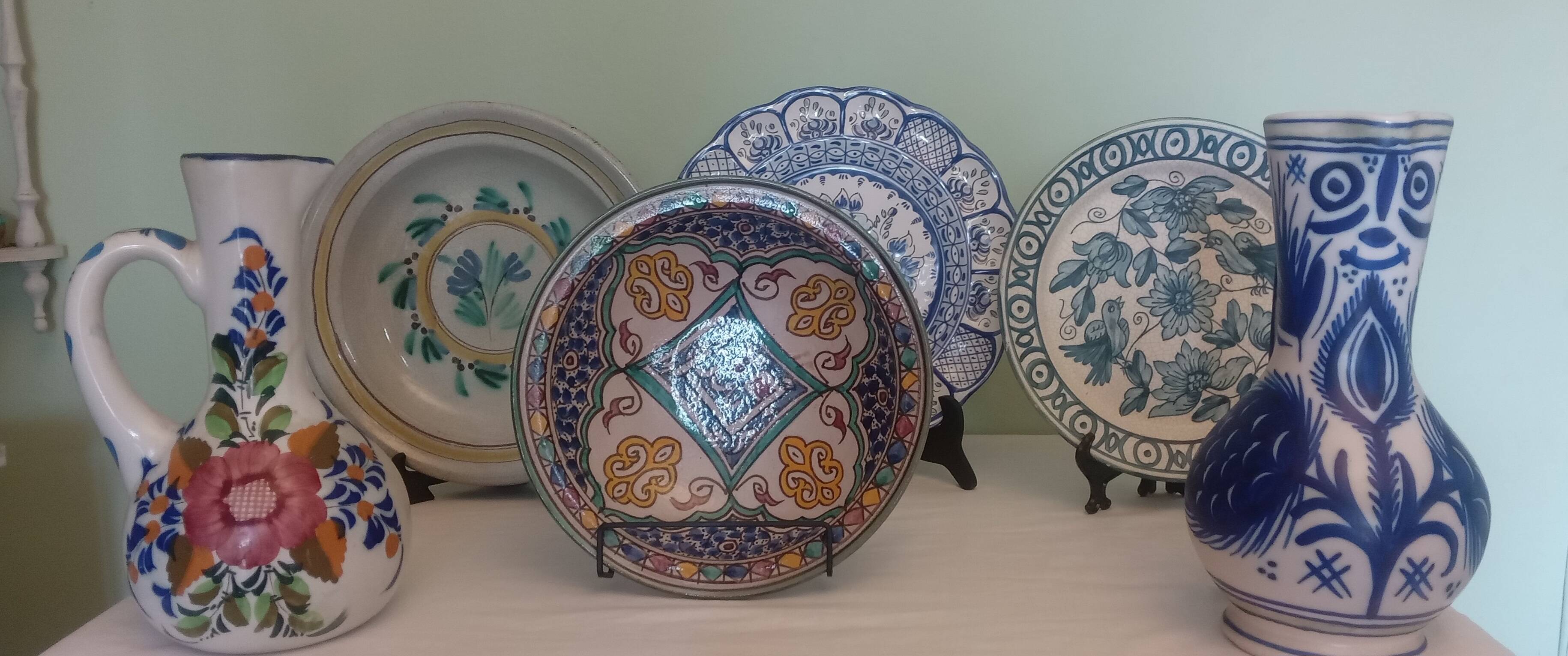 Lot of 10 pieces of vintage Spanish ceramics - Painted hanging crockery
